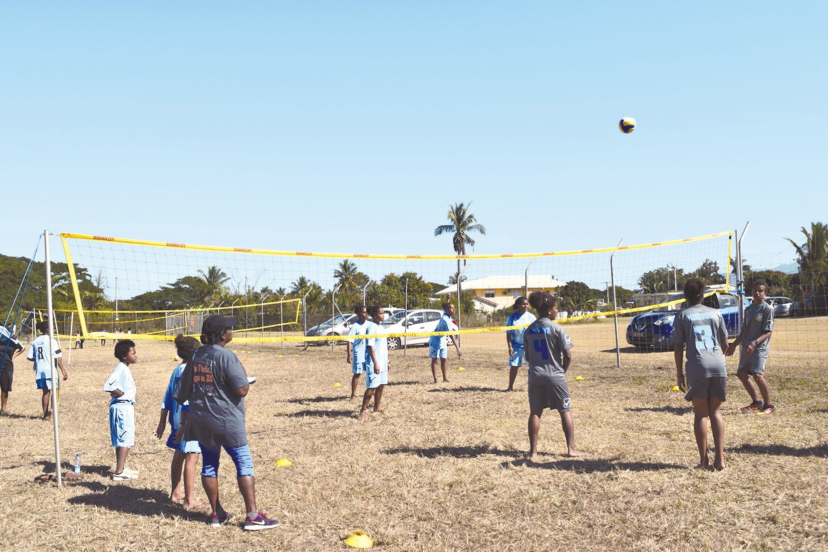 Au volley, quatorze équipes se sont affrontées au filet. Les quatre premières équipes des 7-9 ans, des 10-12 ans, des 13-15 ans et des 16-18 ans se sont qualifiées pour Poum.