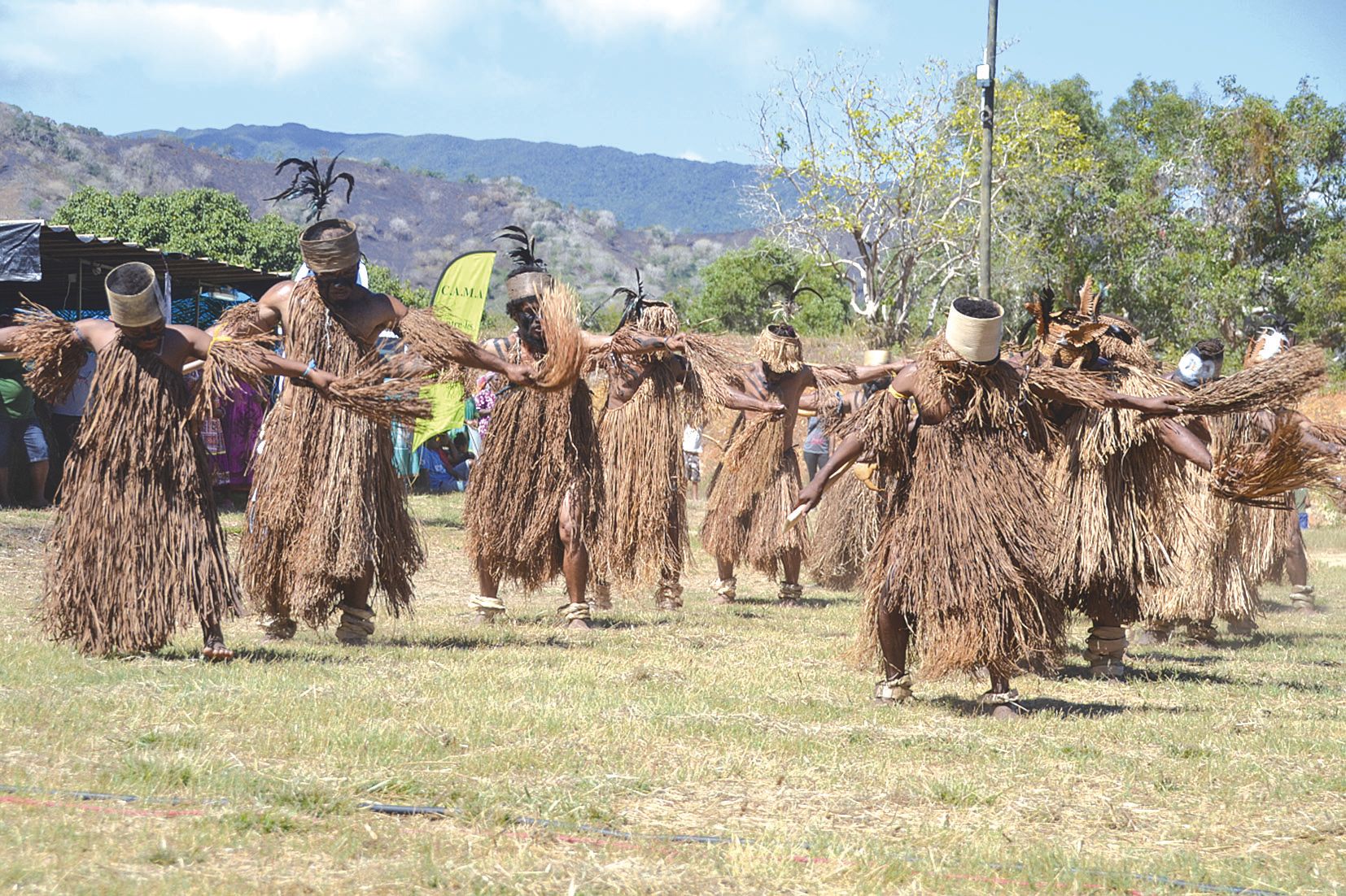 Après les gestes coutumiers et le lever des trois  drapeaux, le groupe de danseurs Tûtêe, de Bopope,  a lancé les festivités.