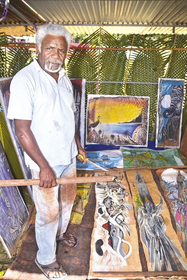 Yvon Kona, venu de Canala, a suscité la curiosité avec ses toiles fabriquées à partir du liber (partie intérieuer  de l’écorce) récupéré sur des racines de banian. Ces toiles lui servent de support pour des peintures qu’il réalise.