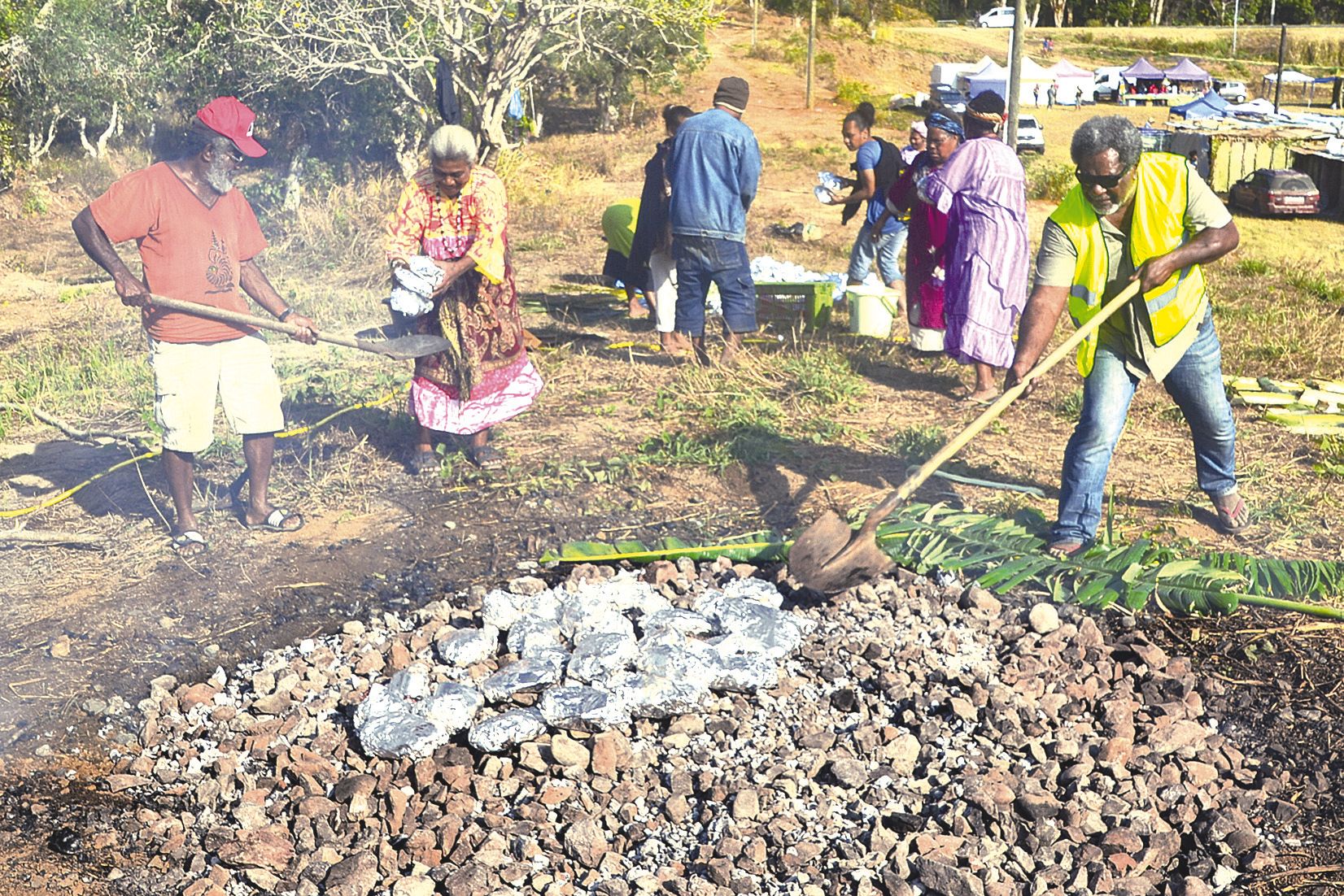 Dès 6 h 30 dimanche, il y a eu une grande mobilisation pour préparer le repas commun, cuit au four traditionnel. Tous les ingrédients ont été offerts par les exposants.