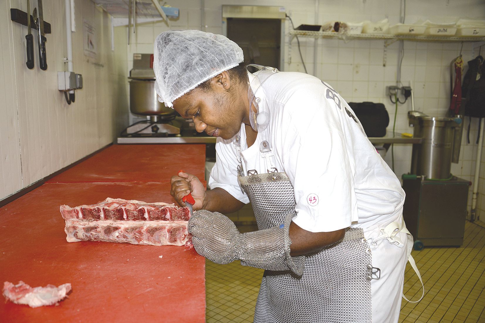Mélissa, à la boucherie Nourry de Port-Plaisance.