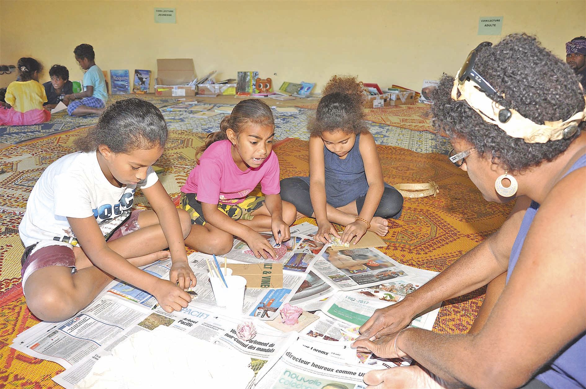 Encadrés par Glenda, bibliothécaire à la médiathèque du village, les enfants ont réalisé des origamis représentant des papillons. Ces derniers ont ensuite été assemblés sur des roses confectionnées avec des emballages d’œufs en carton.
