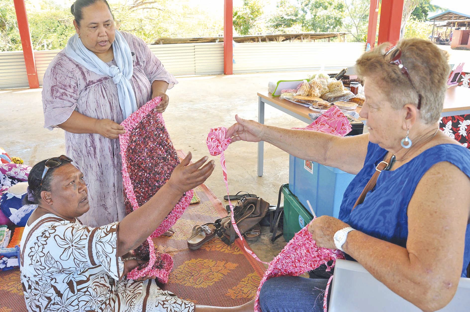 Danielle est venue de Témala pour faire une présentation et une démonstration de son travail. Elle réalise au crochet des tapis, des couvre-lits, des coussins… Le principe est de remplacer la laine par des « lanières » de tissus découpées dans des manous 