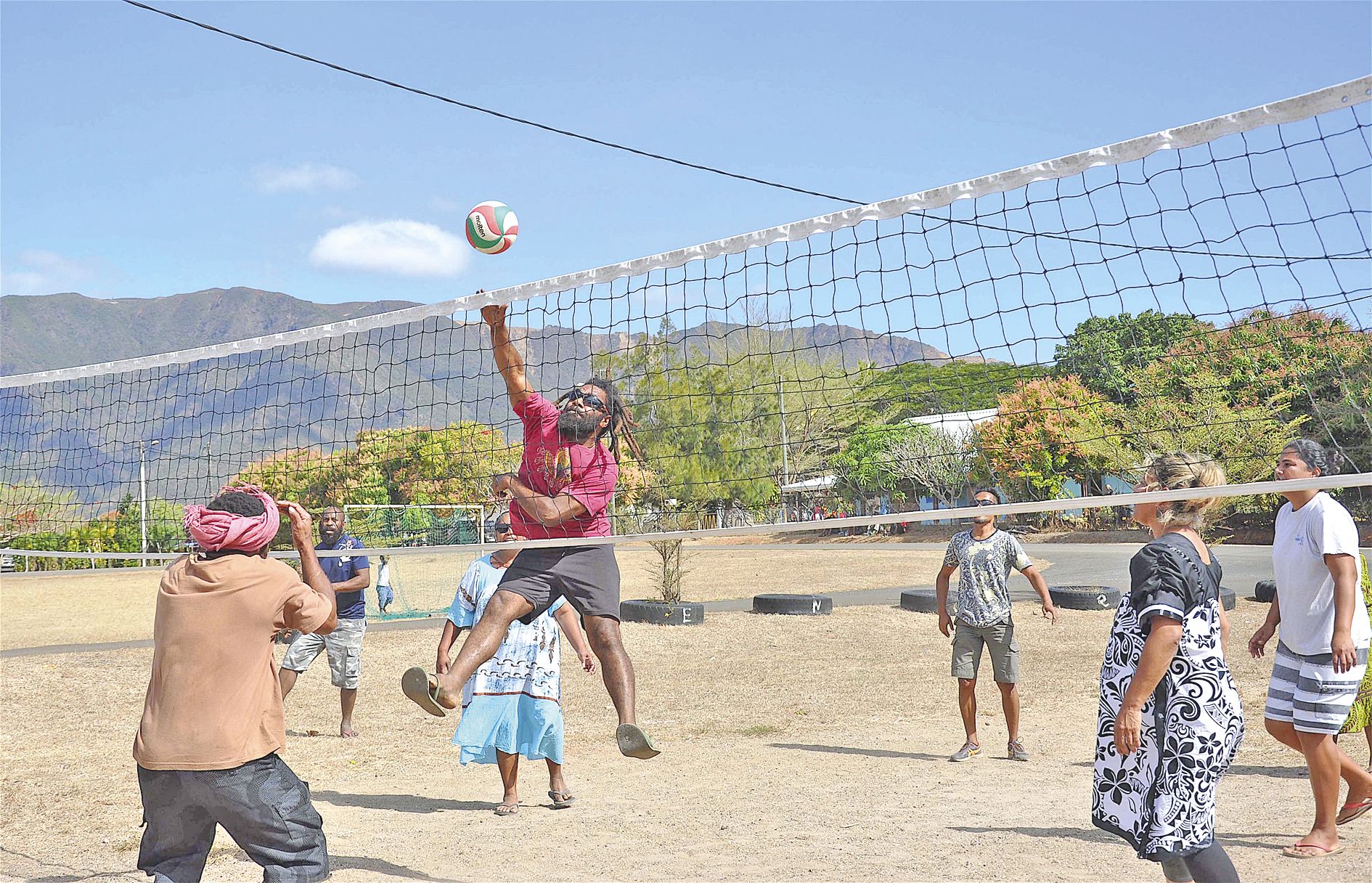 Des rencontres sportives - football et volley-ball - ont permis aux mamans un moment de récréation. Face aux cuistots, elles ont perdu 2 sets à 0.