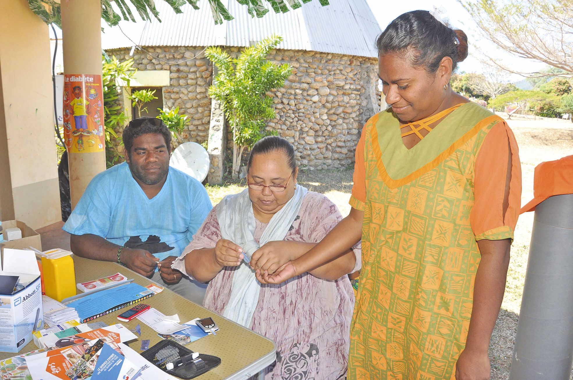 A la demande de la tribu, Jérôme et Edna de la DASS PN (Direction des affaires sanitaires et sociales et des problèmes de société de la province Nord), ont procédé à un dépistage gratuit du diabète auprès du public présent et volontaire.