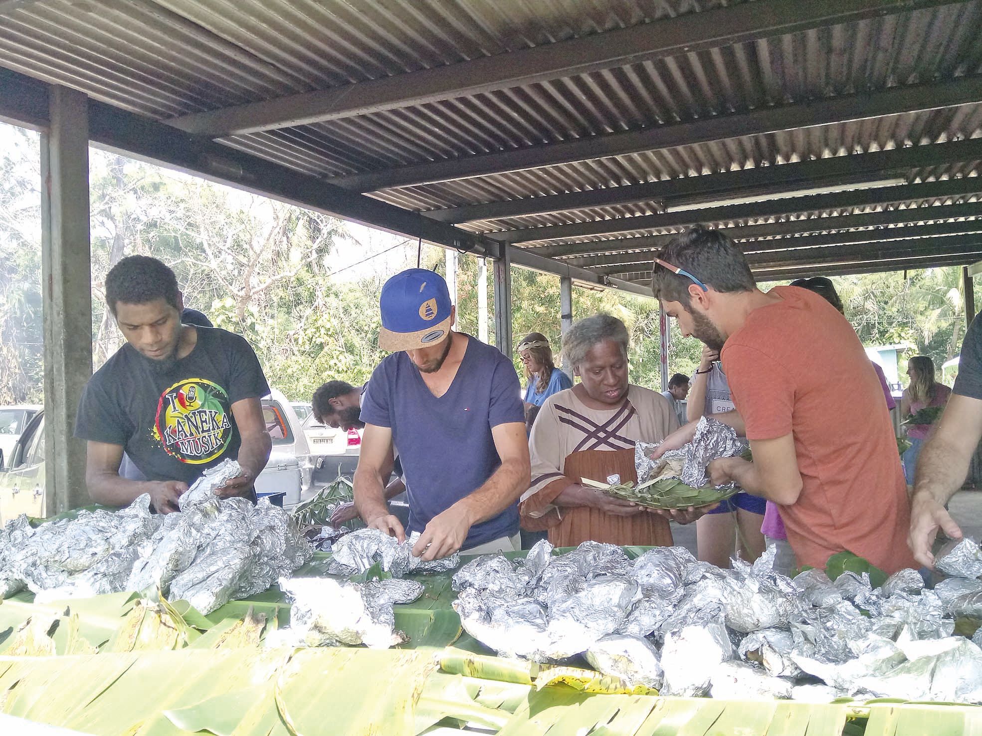 Les visiteurs ont aidé les gens de la tribu au service du four kanak. Un véritable  moment d’échange.