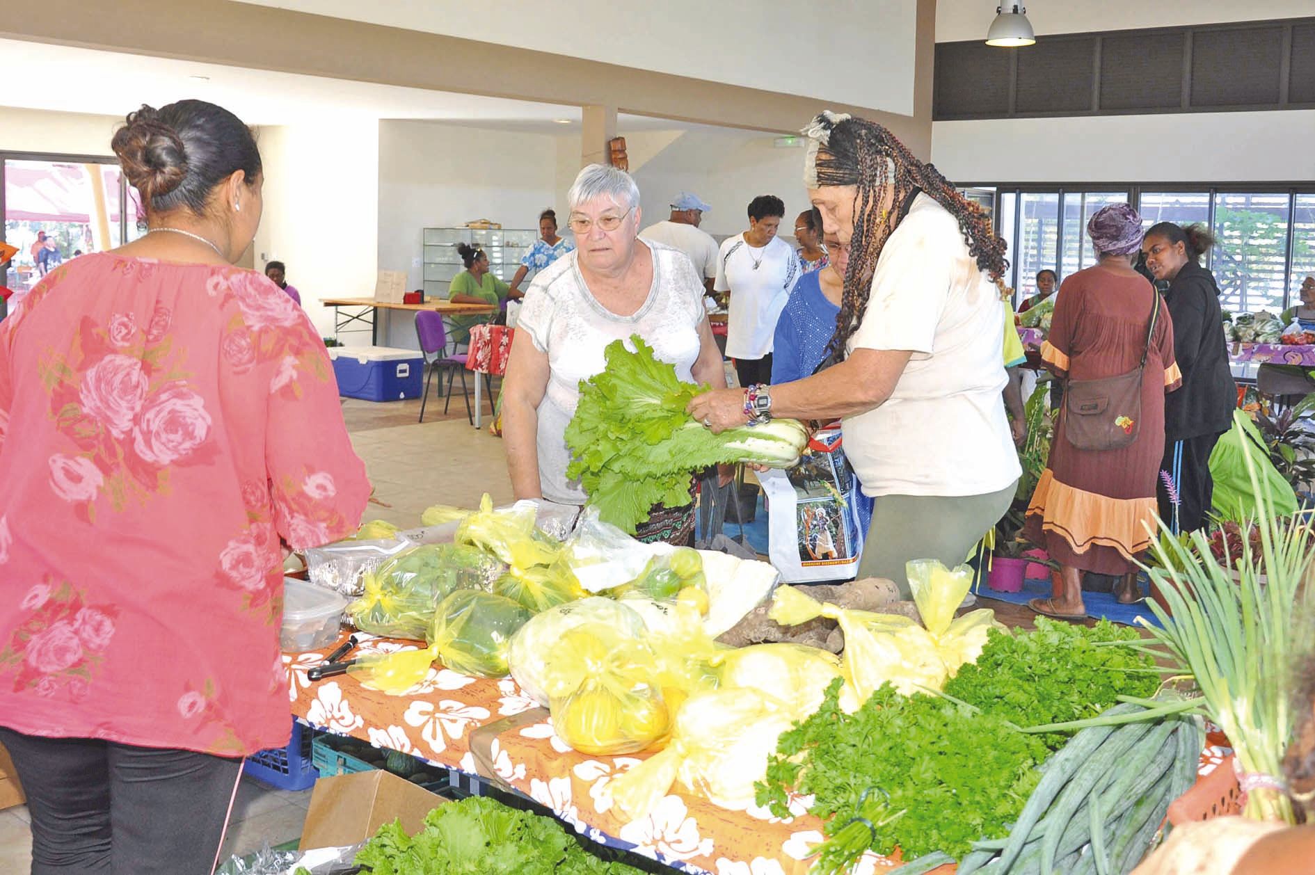Gloriane, venue du bas du village, tenait un stand achalandé de légumes de saison, avec notamment un assortiment de choux, mais également des ignames, du manioc, des chouchoutes, des œufs durs de cane et des épis de maïs cuits.