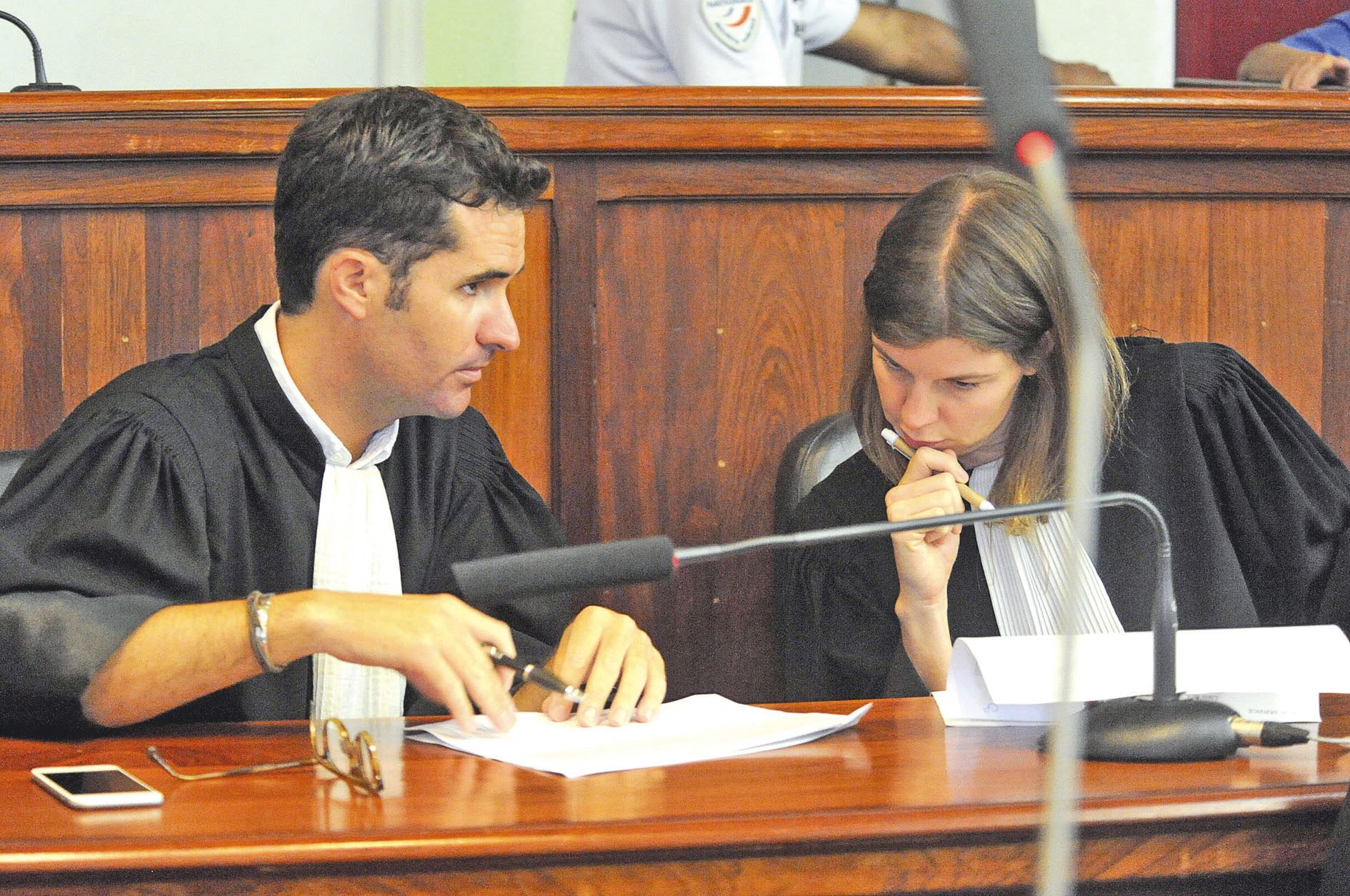 Malgré le mutisme de Bianca Tein-Poawi, Mes Martin Calmet et Barbara Brunard ont tenté de défendre tant bien que mal l’accusée.