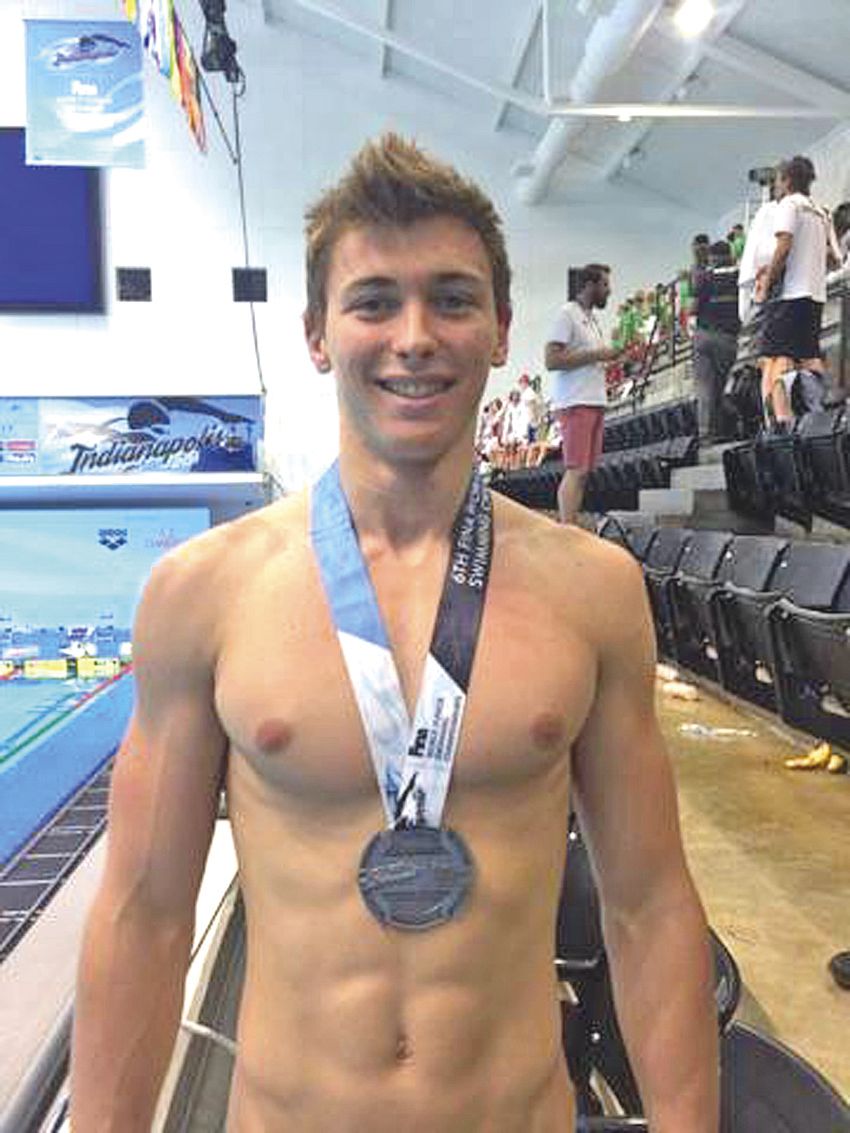 Maxime Grousset avec sa médaille d’argent obtenue sur 50 m nage libre.