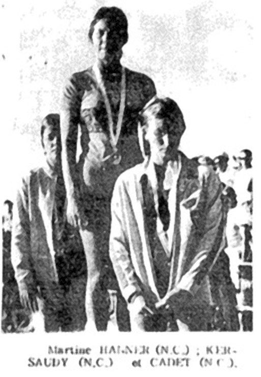 Elle a ouvert la brèche du haut niveau de la natation locale. Marie-Josée Kersaudy, ici sur la première marche du  podium lors des Jeux du Pacifique 1971, a participé aux Jeux olympiques 1968 à Mexico. À 14 ans, elle devient même la plus jeune finaliste d