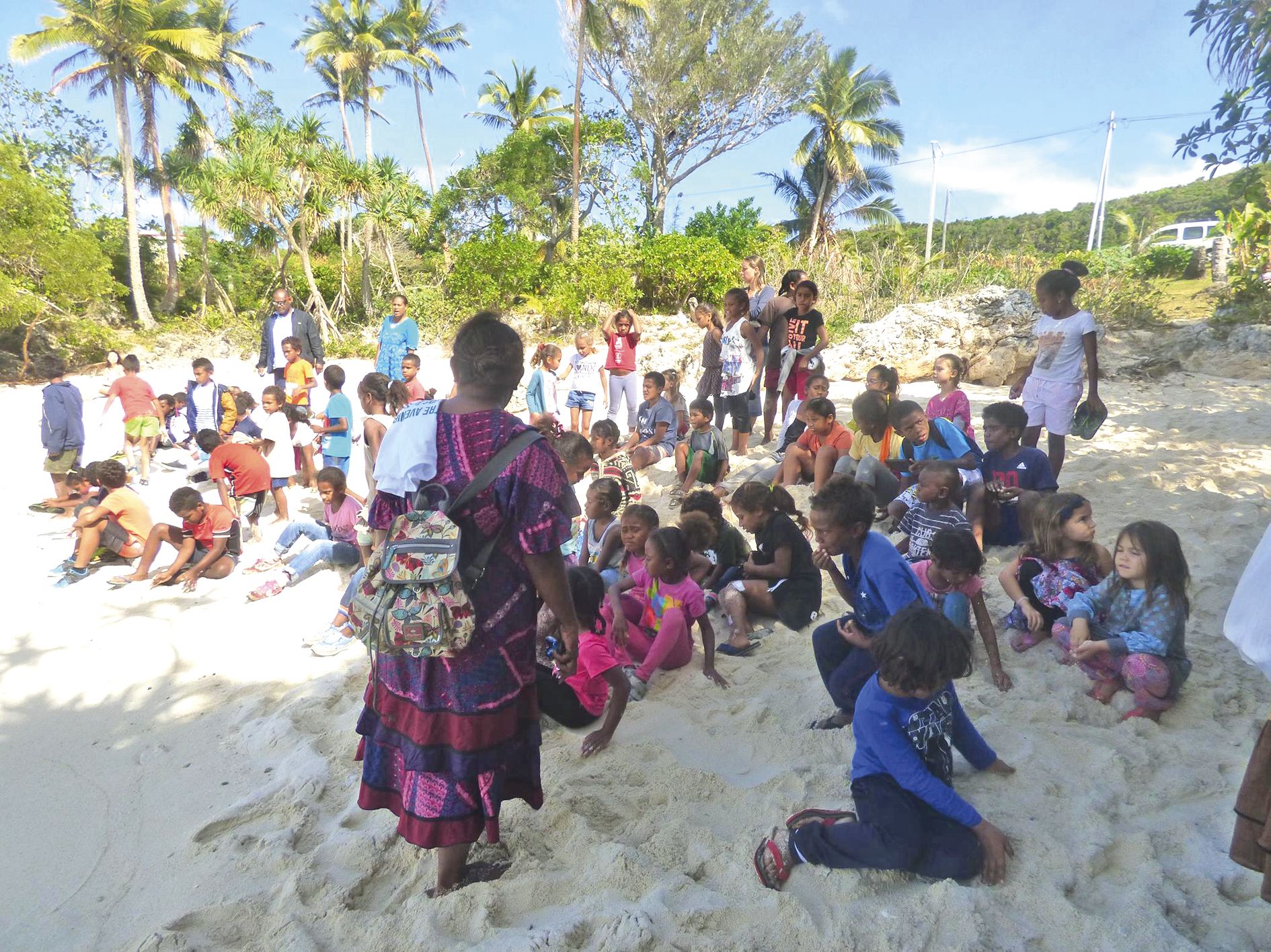 Les élèves ont occupé la plage pour être aux premières loges lors du lâcher de Lifou Turtle.