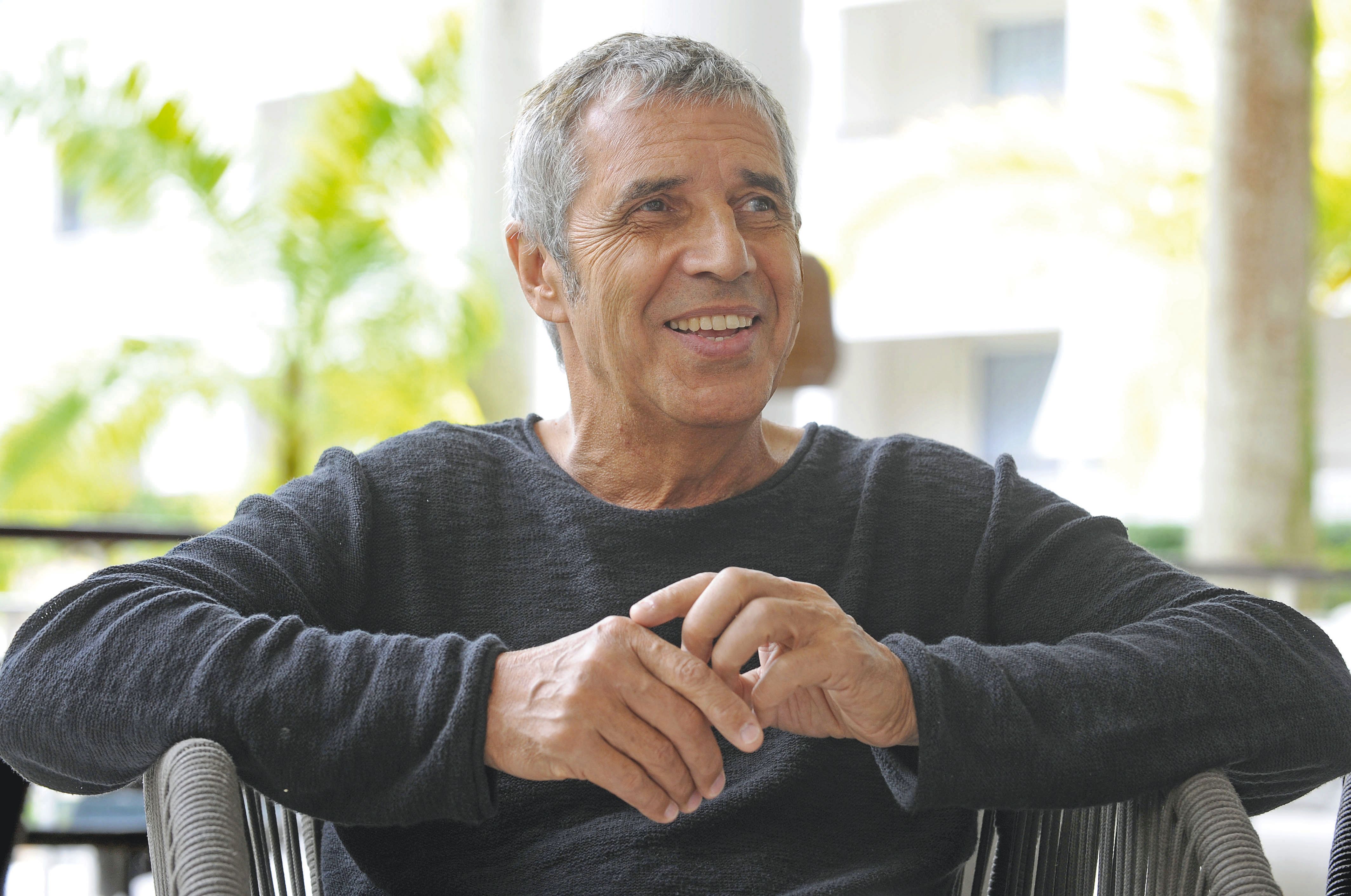 Fatigué par le voyage ? Pas tant que ça, jure l’artiste. « Je pensais que je crèverais de chaud, pour vous dire la vérité, mais il fait plus ou moins la même température qu’en Métropole ! »