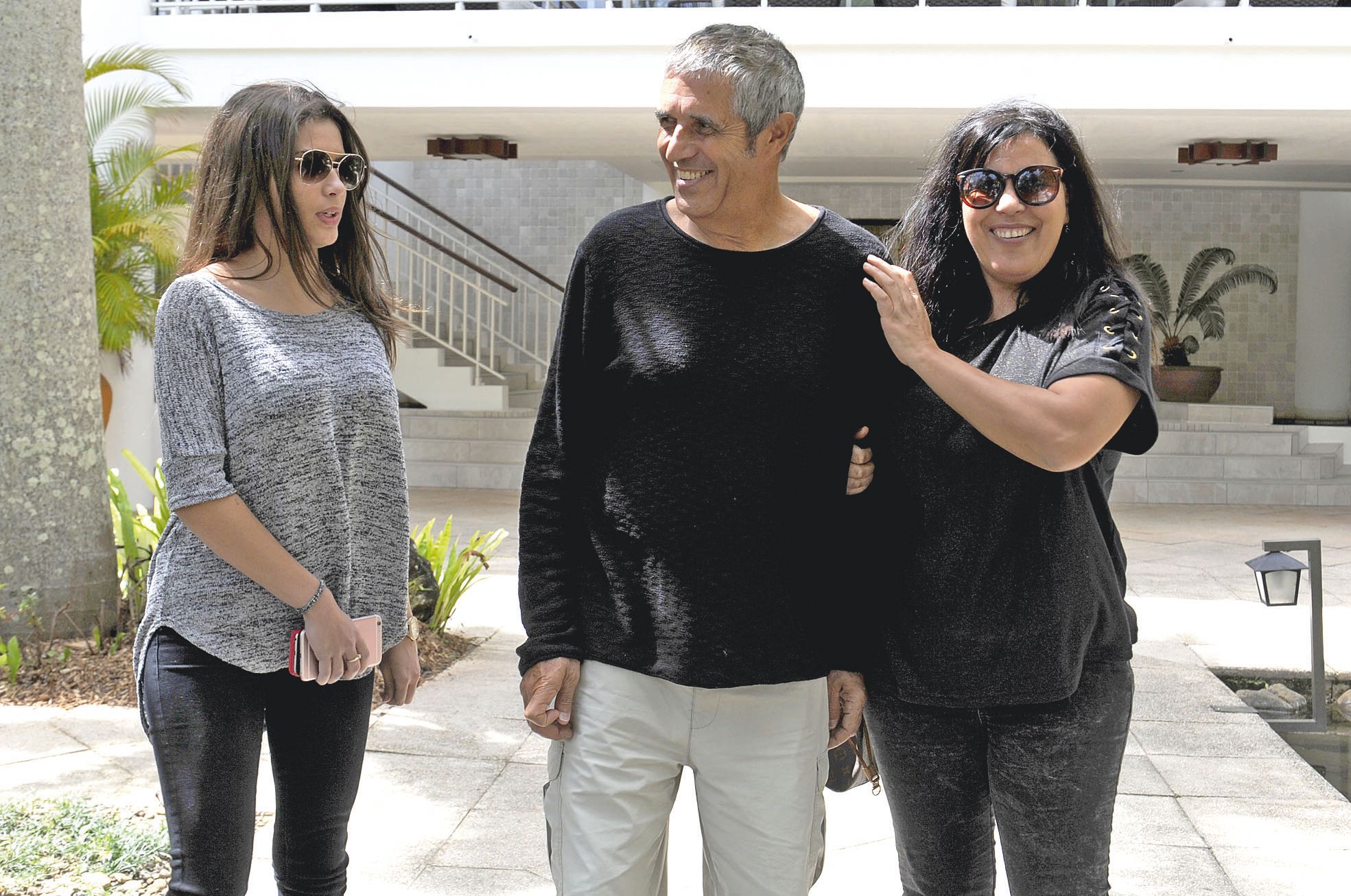 Hier, Julien Clerc s’est prêté de bon cœur aux demandes des quelques fans qui se  trouvaient dans les parages de sa conférence de presse.