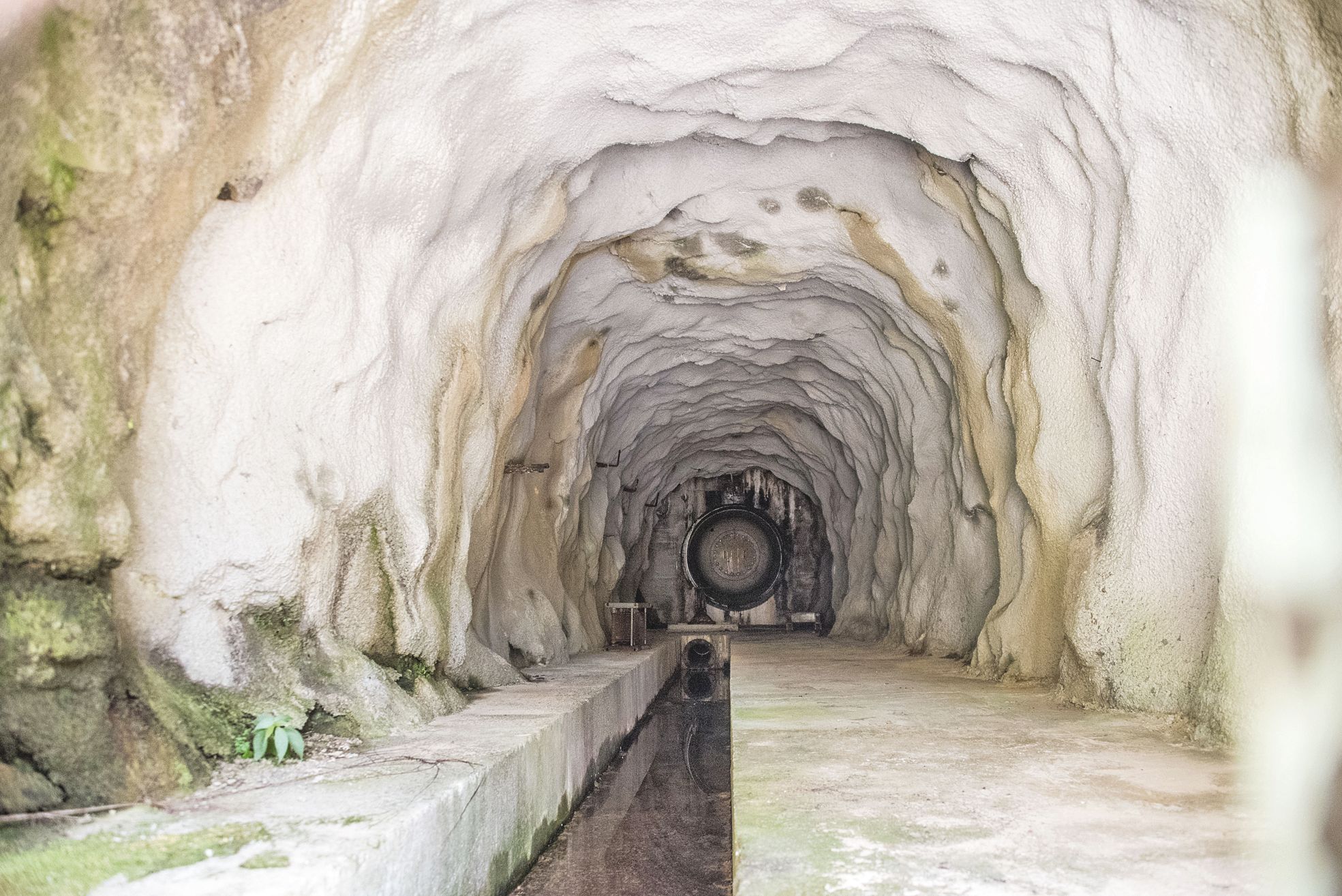 Le barrage (ci-dessous) et la galerie souterraine de 2,1 kilomètres qui traverse la montagne pour acheminer l’eau jusqu’à l’usine.