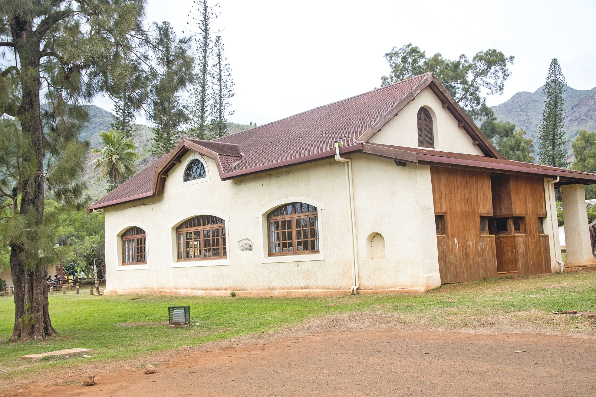 Au milieu de la cour, l’ancienne école Do Neva, qui a été restaurée. L’établissement abrite  beaucoup d’autres bâtiments historiques et vestiges d’un fort intérêt patrimonial.