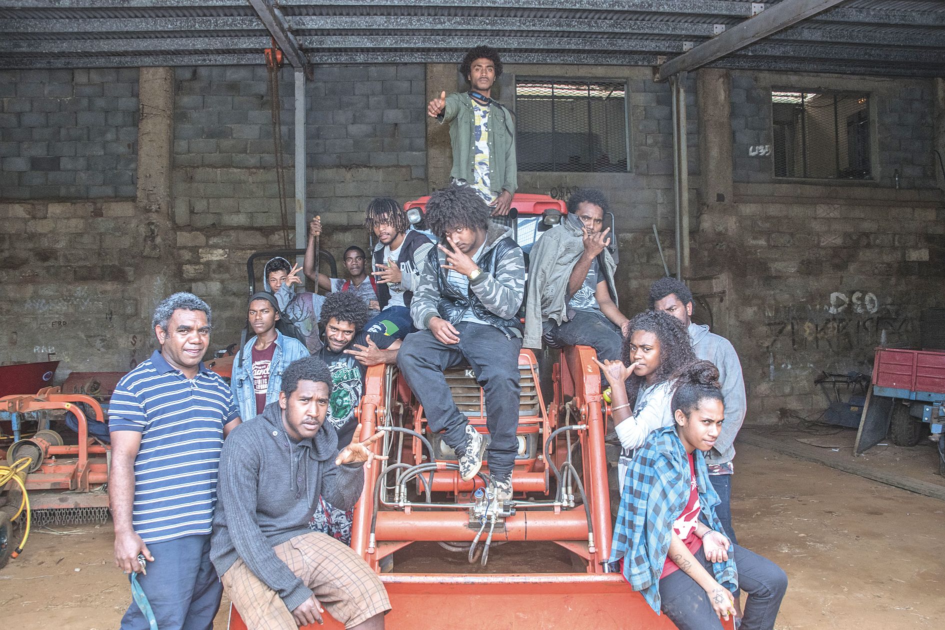 À g. : Une classe de seconde « production horticole » du lycée agricole revient d’un cours sur exploitation en compagnie de leur professeur, Benjamin Washetine. Au centre : Maurice Leenhardt, missionnaire et ethnologue, a beaucoup travaillé à la mise en v