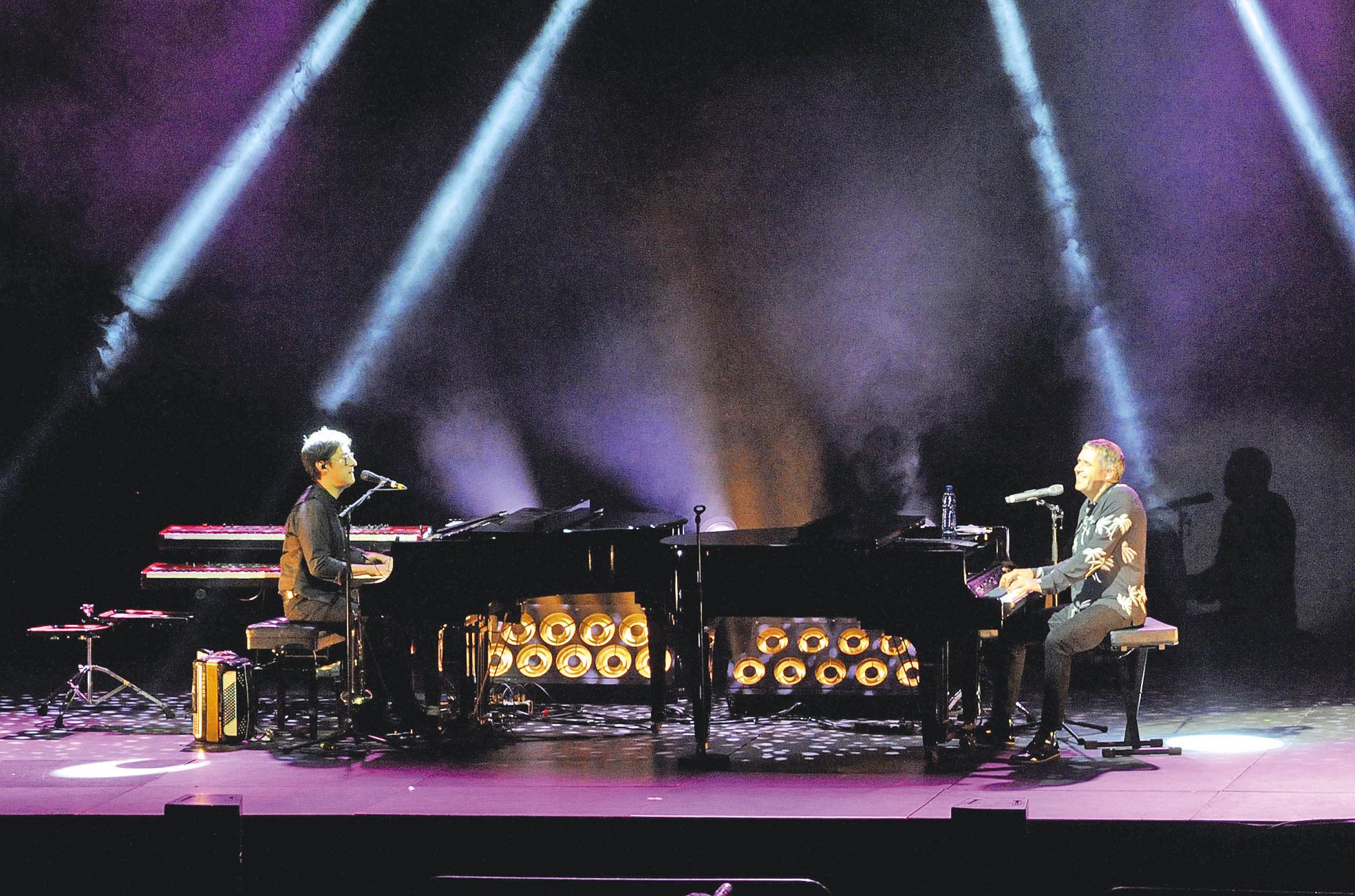 « Deux pianos », c’est le sous-titre de la Tournée des 50 ans de carrière de Julien Clerc,  et c’est la configuration intimiste qu’il a choisie.