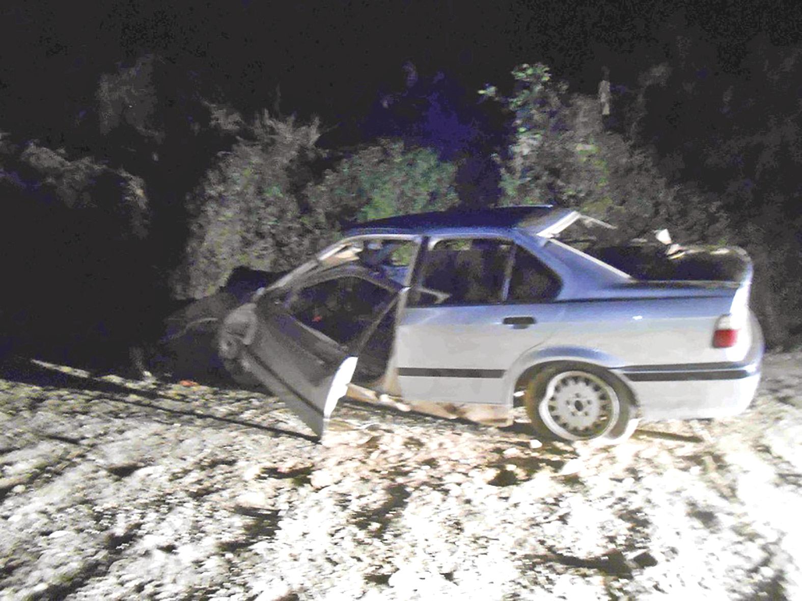 À Hienghène, près de la tribu de Ganem, la BMW a effectué une sortie de route fatale au conducteur.