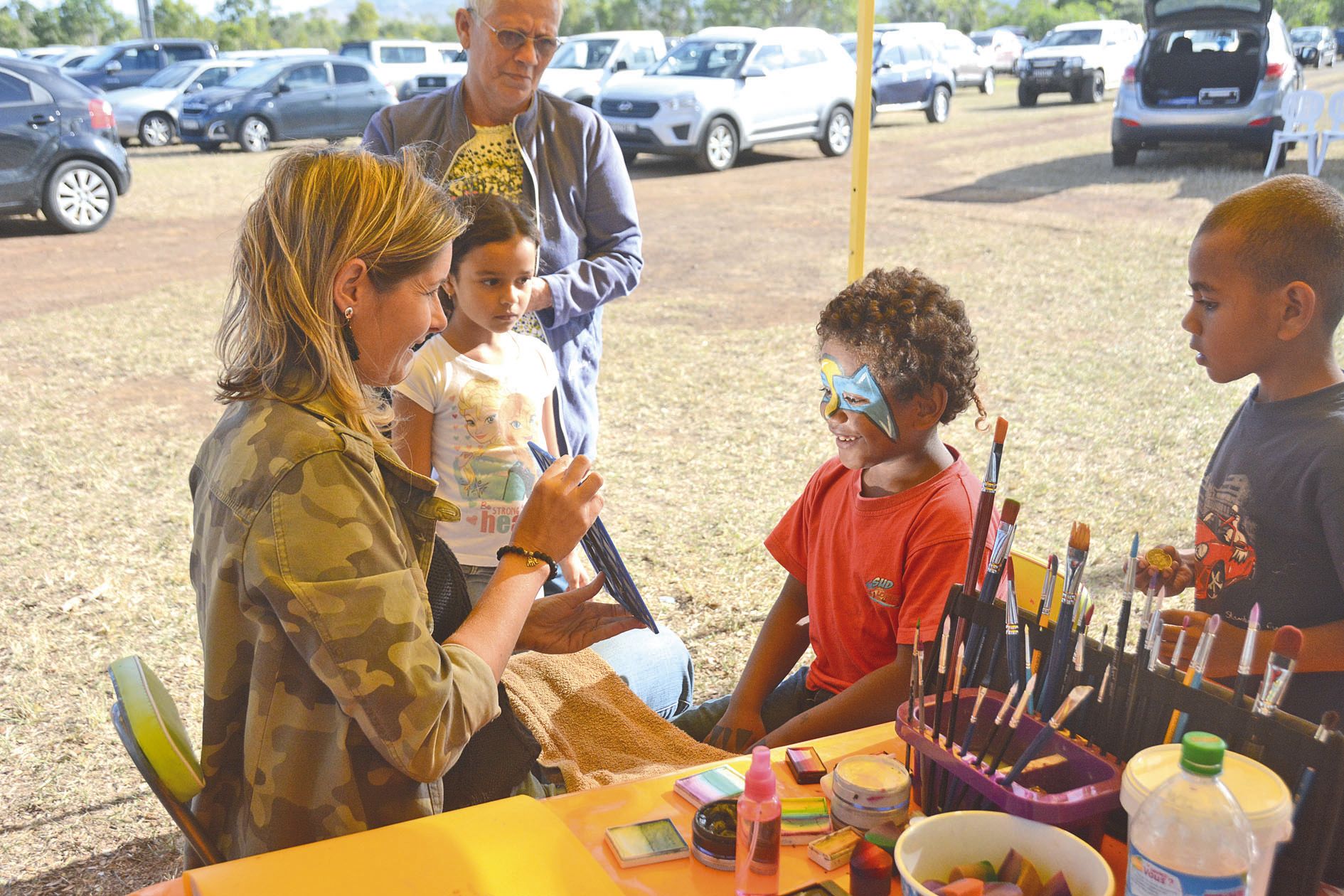 Venu de Nouméa avec Simon, son papa, Malacky, 6 ans, avait  le sourire quand il a découvert son visage peint.