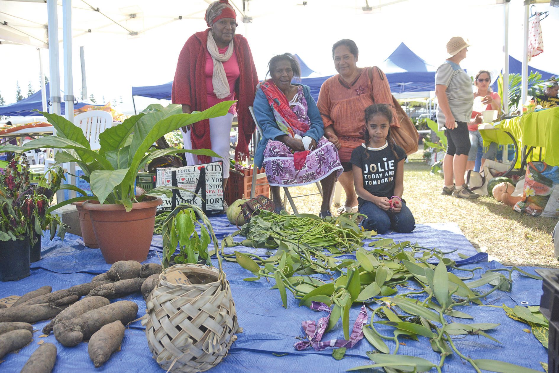 Sylvie, Juliette, Edwige et Suzanne sont parties de Houaïlou  à 4 heures samedi, pour un retour dans la soirée. Sur leur  stand : ignames, taros, fleurs, vanille… La vente a été bonne.