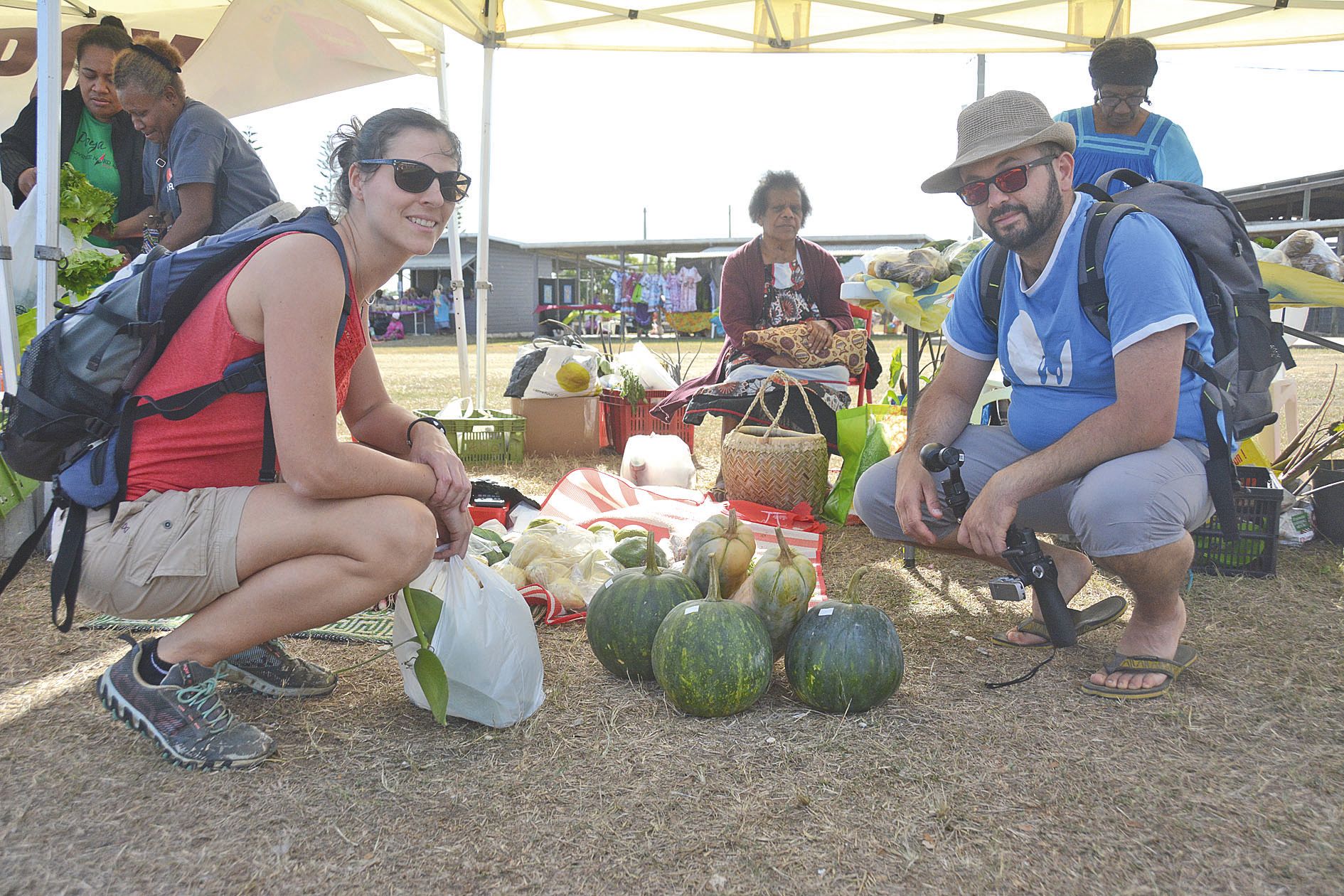 Frédéric (à droite), 38 ans, arrivé de Rodez pour les vacances,en milieu de semaine dernière, a pu découvrir et s’approvisionner en produits locaux.