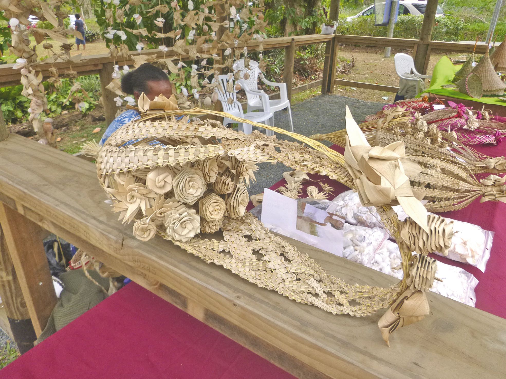 Odette Clotilde Wala, d’Ouvéa, a été repérée lors de la Foire de Bourail. Elle venait pour la première fois présenter ses œuvres en feuilles de cocotier.