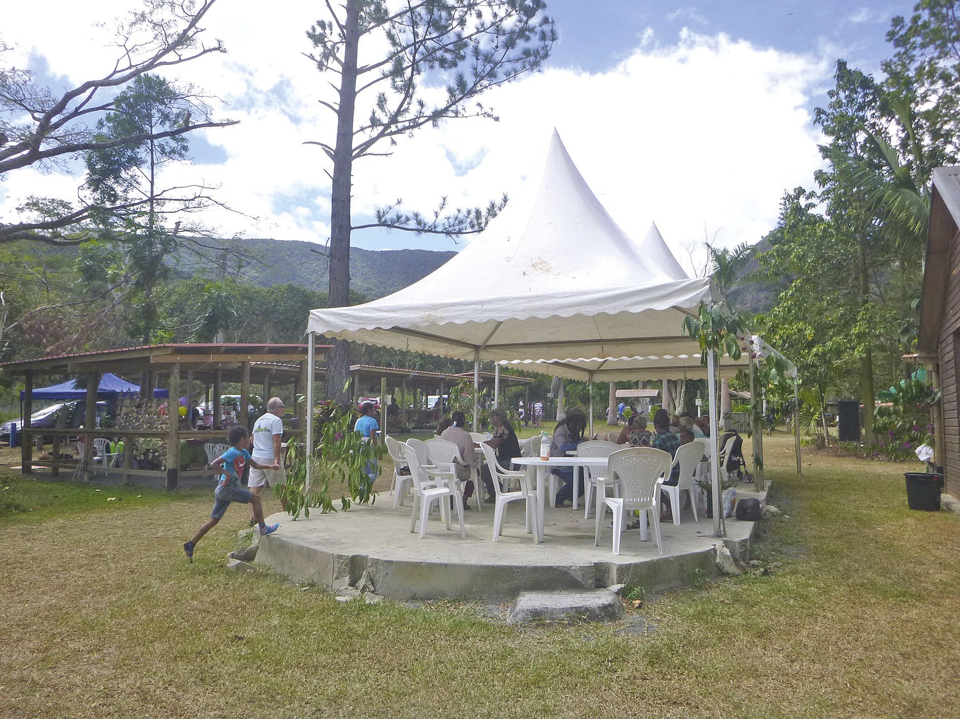 En attendant la reconstruction du faré, des tentes ont été dressées pour le déjeuner.