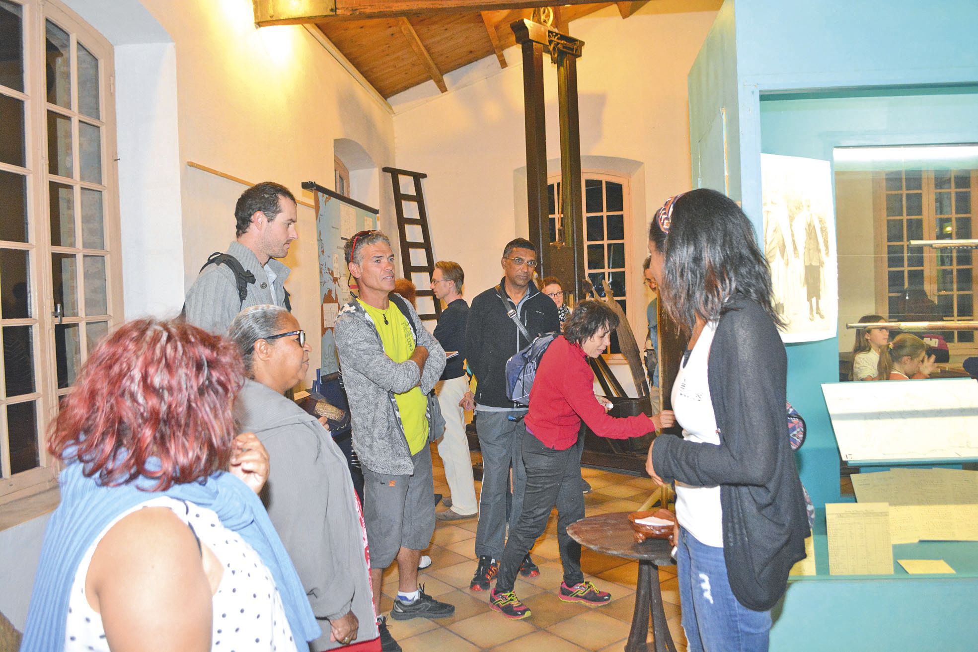 A l’image de ce groupe venu de Nouméa, les visiteurs ont pu découvrir gratuitement le musée et faire plus ample connaissance avec l’histoire de Bourail. L’occasion aussi de découvrir l’exposition Kîbô, prêtée par le musée de Nouvelle-Calédonie en partenar