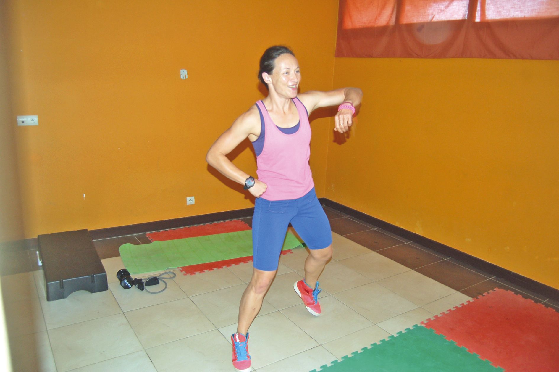 Yvonne anime ses cours avec entrain et sourire : « Allez, on échauffe tout le corps et le cœur ! »
