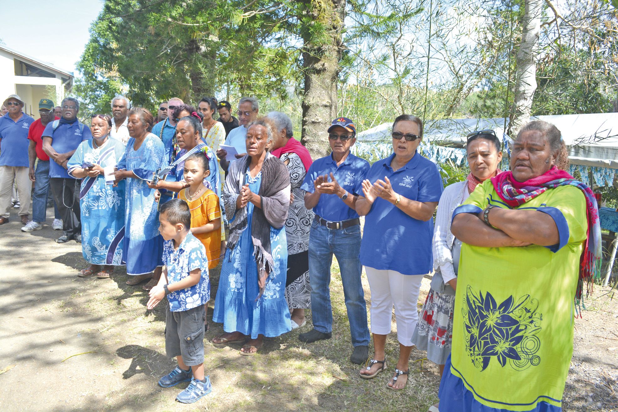 Dirigés par Apolline Ataba (1er rang, 3e à droite), c’est en chantant et en tapant des mains que les gens de Moméa et des alentours ont accueilli la Vierge pèlerine. La statue est restée dans la tribu jusqu’au 6 septembre, avant de rejoindre l’église Sain