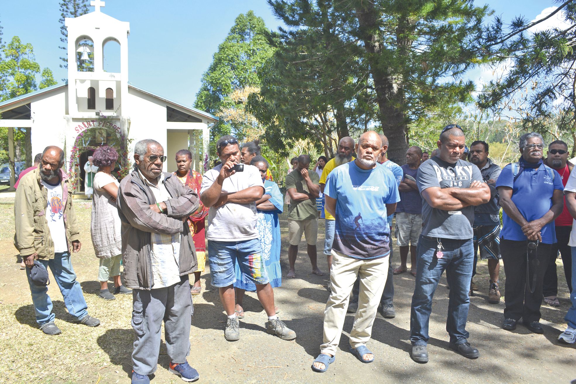 Tous comme leurs homologues de l’aire Xârâcùù, les coutumiers de l’aire Ajïe Aro, menés par leur président Charles Gaspard (3e à gauche), ont assisté nombreux à la cérémonie  d’accueil de la Vierge de la paix.
