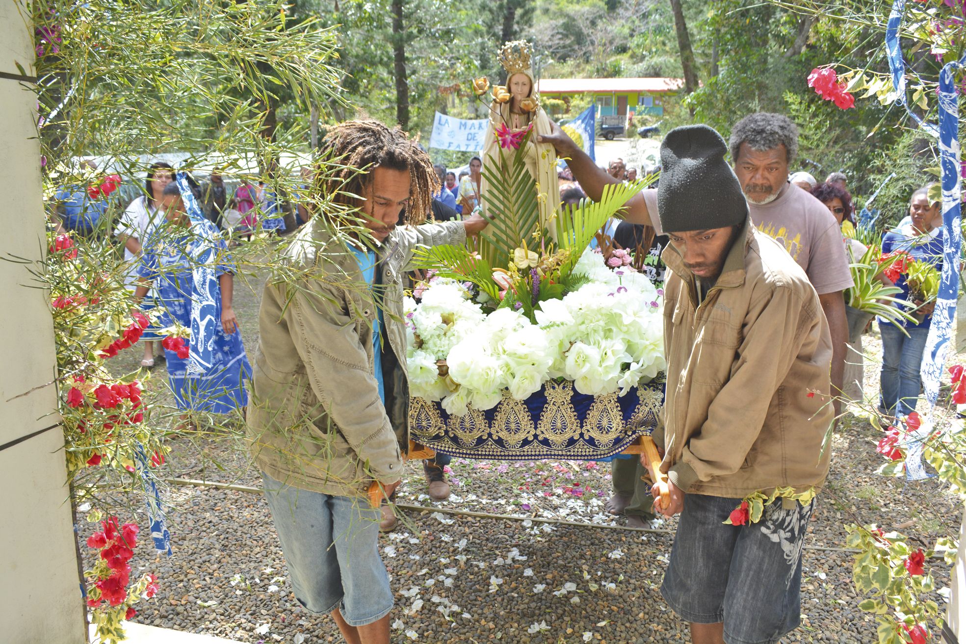 La cérémonie coutumière achevée, les jeunes de la tribu  de Moméa ont pris en charge la statue de Fatima pour la mener à l’intérieur de l’église.