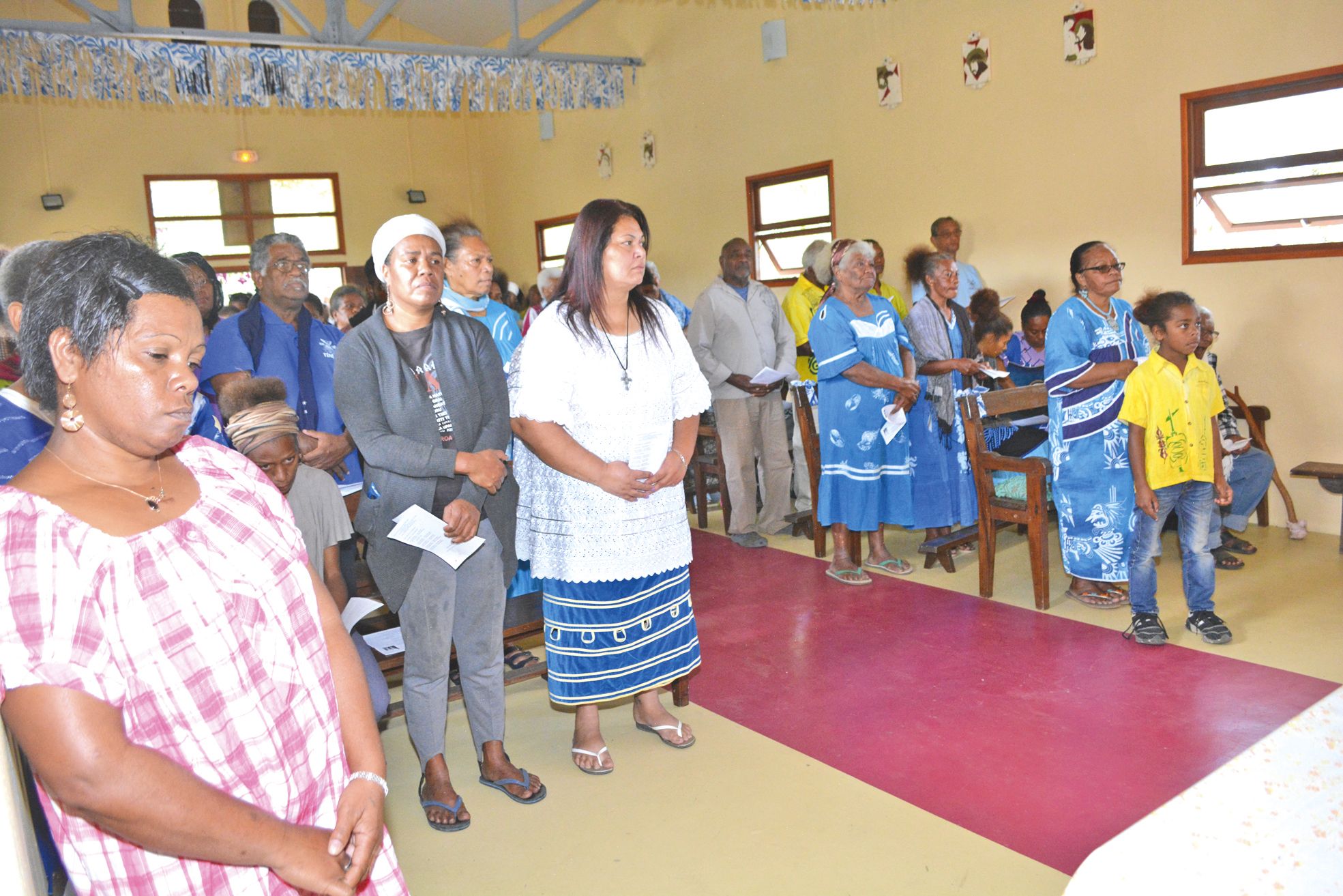 La passation de la Vierge s’est poursuivie par une célébration eucharistique célébrée par le père Jean-Yves Gaillon.  La petite chapelle était pleine à craquer. Un grand nombre de personnes ont dû assister à la messe en restant à l’extérieur du lieu de cu