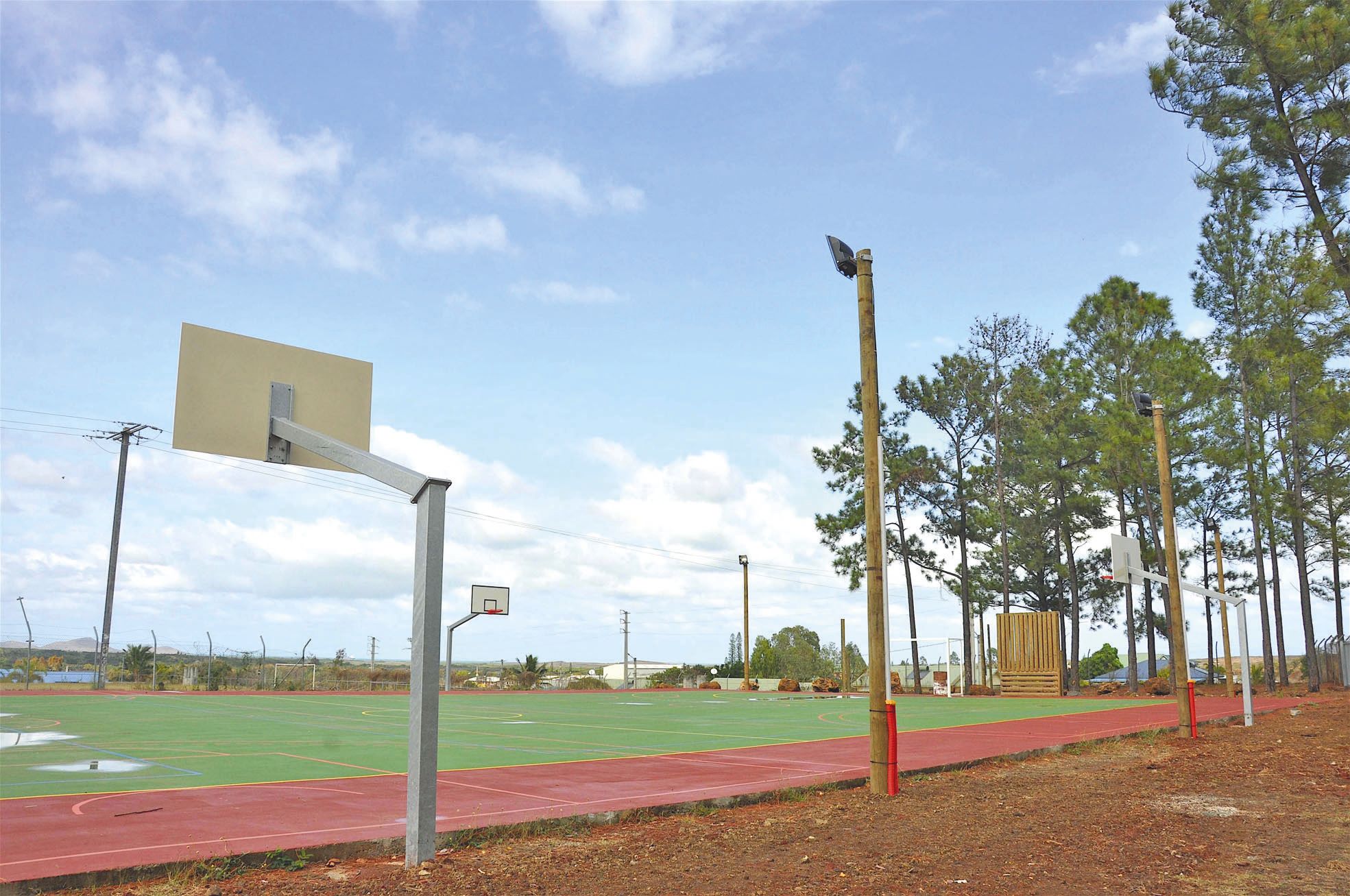 Le plateau sportif du village bénéficie depuis peu d’un éclairage fourni par six projecteurs. « Ce qui permet aux pratiquants de jouer le soir et la nuit sur ces terrains, et non plus à Koumac comme par le passé. D’où un gain d’argent et de temps non négl
