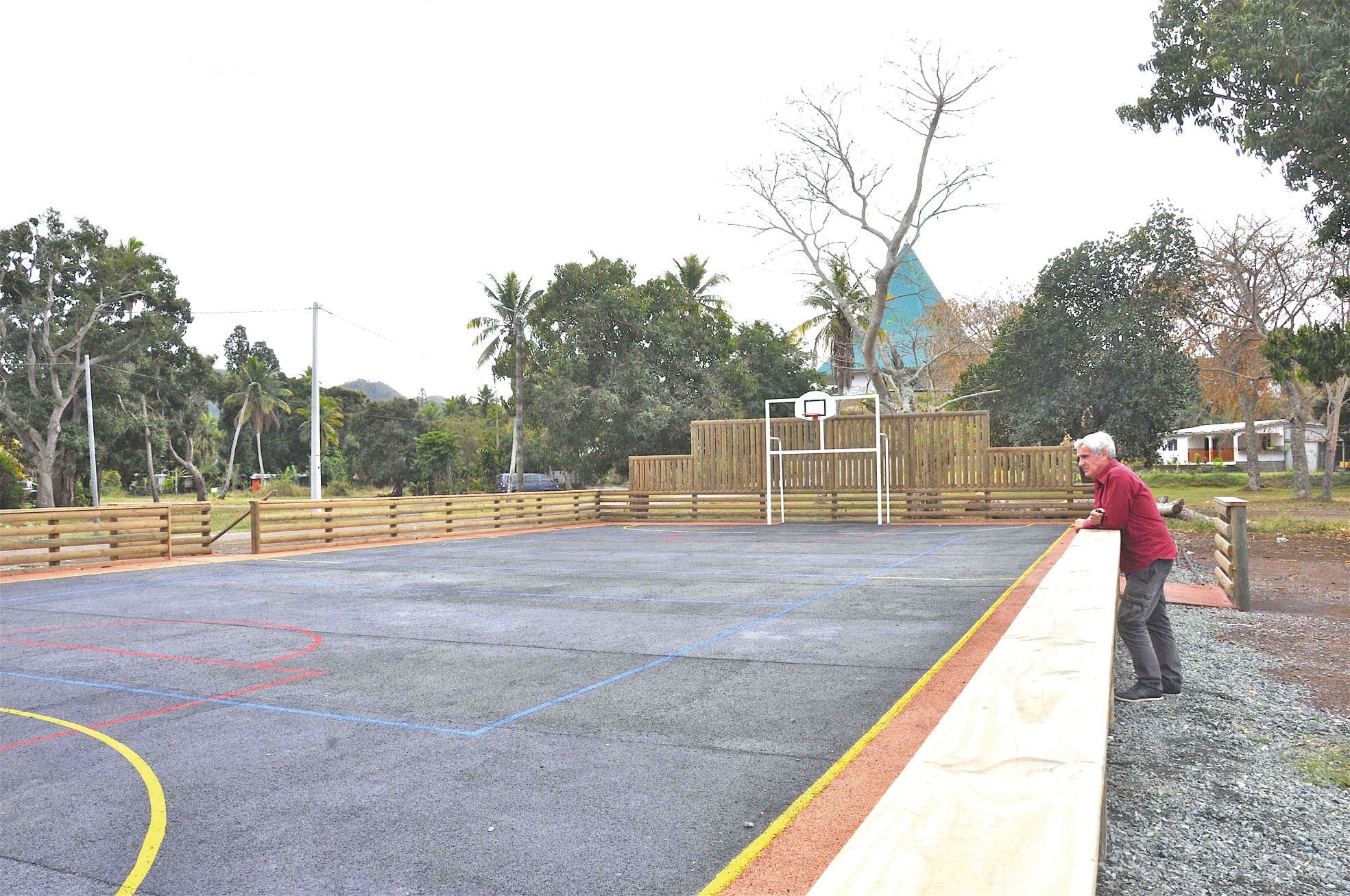 Le plateau sportif de la tribu de Païta est le deuxième sur les quatre envisagés par la commune, après celui du centre sportif. Ceinturé d’une clôture entièrement réalisée en bois et goudronné, il a été réalisé pour 15 millions de francs, entièrement fina
