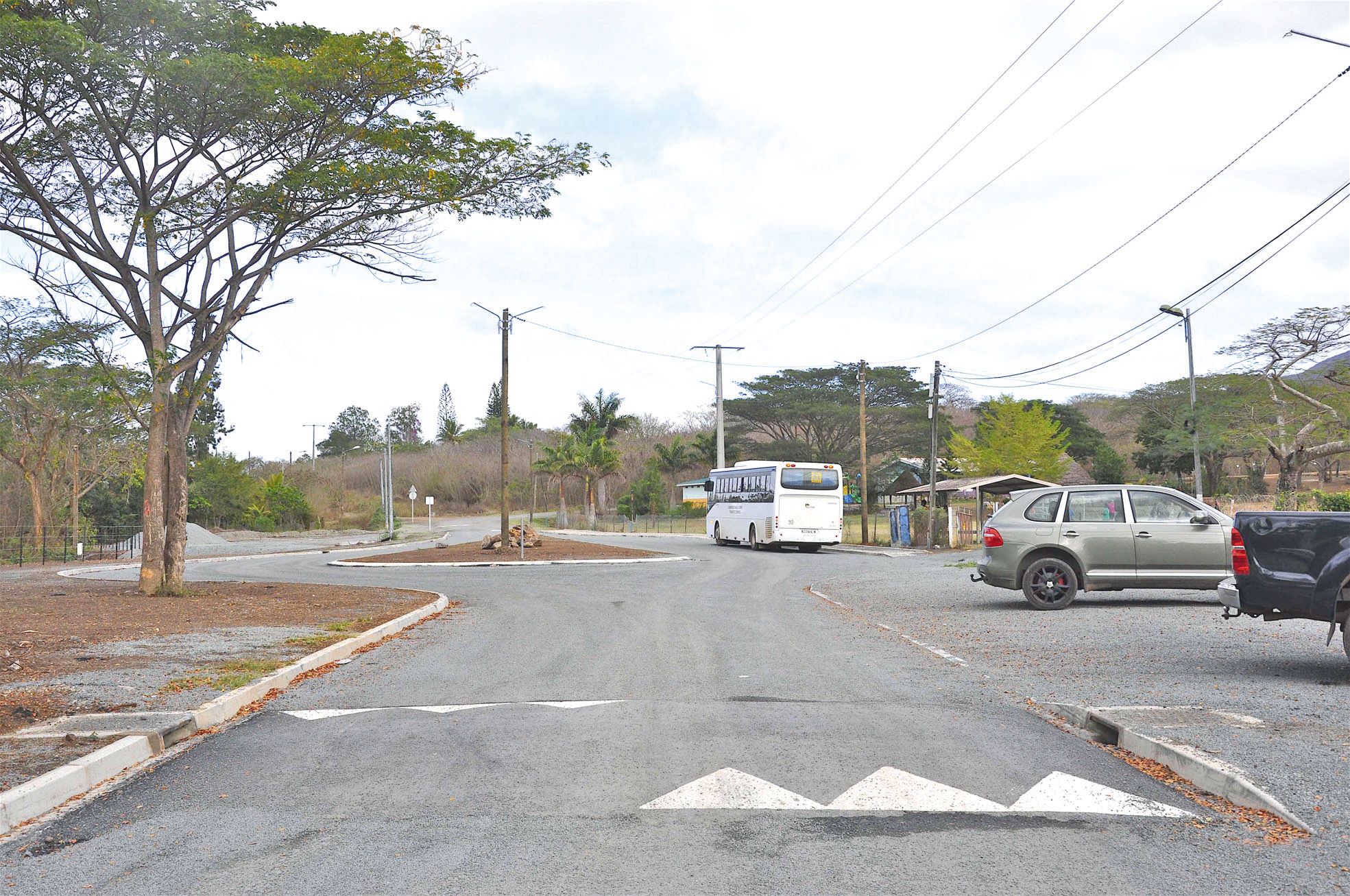 Le rond-point situé devant le groupe scolaire de l’Alliance scolaire de l’Eglise évangélique de Baganda est opérationnel. Il a été réalisé pour 40 MF (10 MF par la province Nord, 15 MF par la Nouvelle-Calédonie FIP équipement et 15 MF par la commune), en 