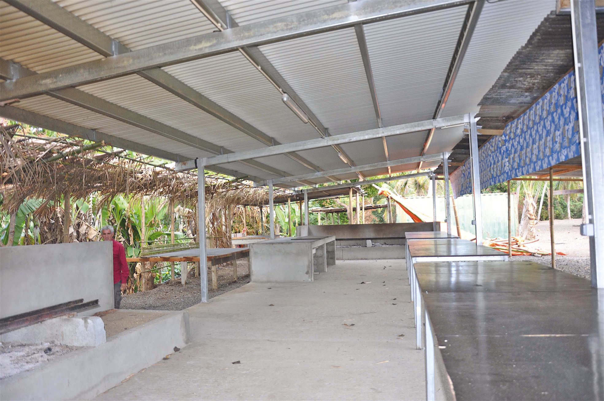 La mairie a souhaité que toutes les tribus aient une maison commune fermée, un préau et une cuisine commune. Ici, la cuisine au feu de bois de la tribu de Tégon a été réalisée sur le budget « Opération tribus », consistant à faire bénéficier chaque tribu 