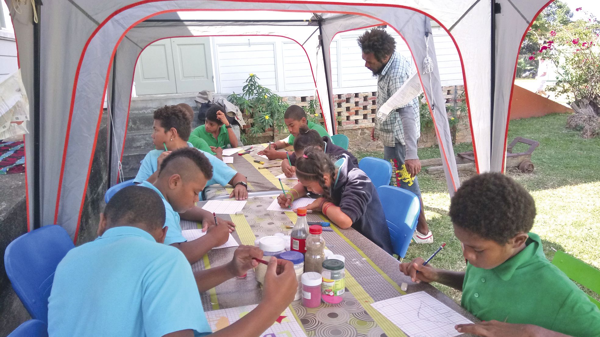 Alexandre M’Boueri a dirigé un atelier de dessin sur sable.