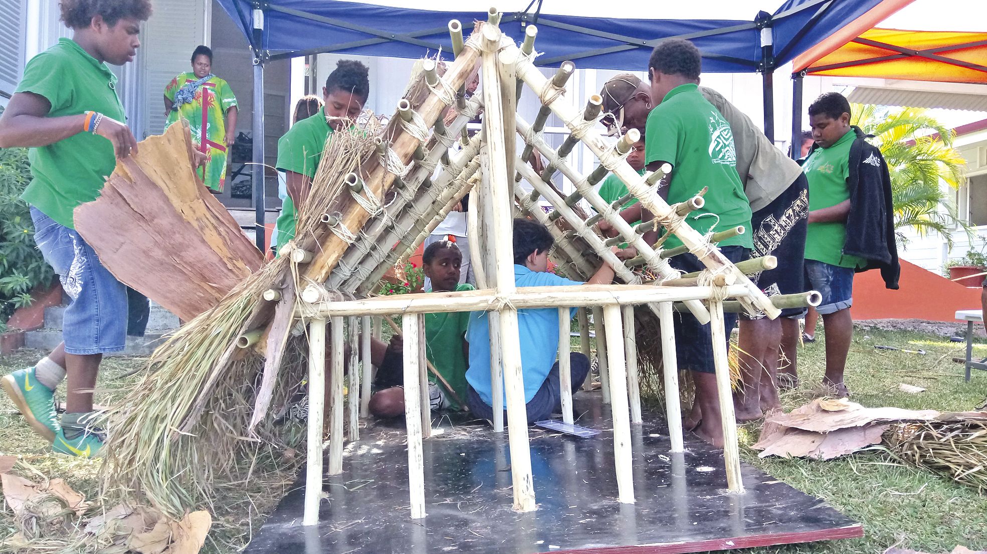 L’objectif de ces résidences est de travailler sur les valeurs des gestes et de la parole à travers les pratiques artistiques et culturelles, comme ici lors de la construction d’une case miniature avec Calixto Ourignat.