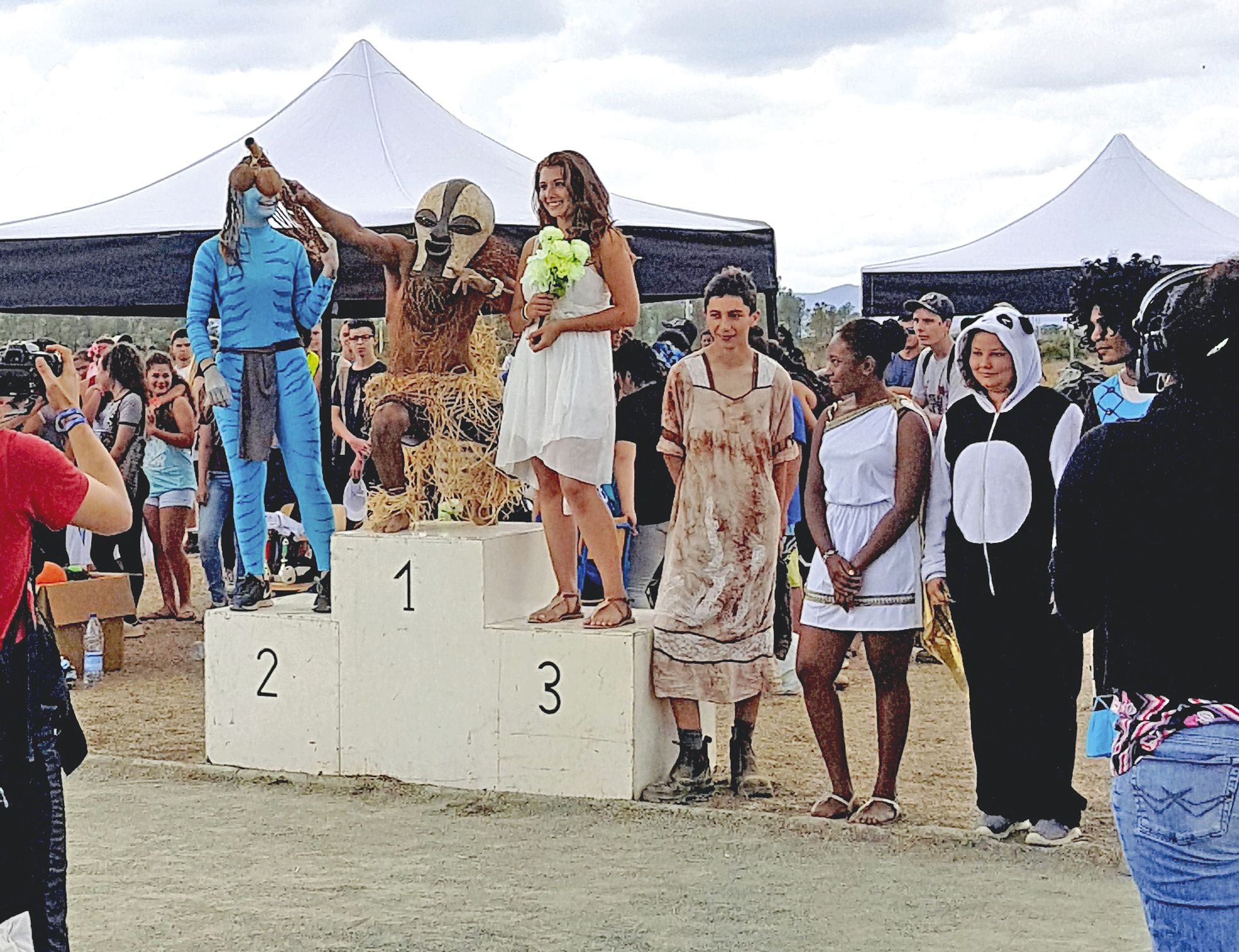 Le podium des meilleurs déguisements individuels : 1er: Loïs de terminale S, 2e : Angel de terminale S, et 3e : Ambre de seconde G.
