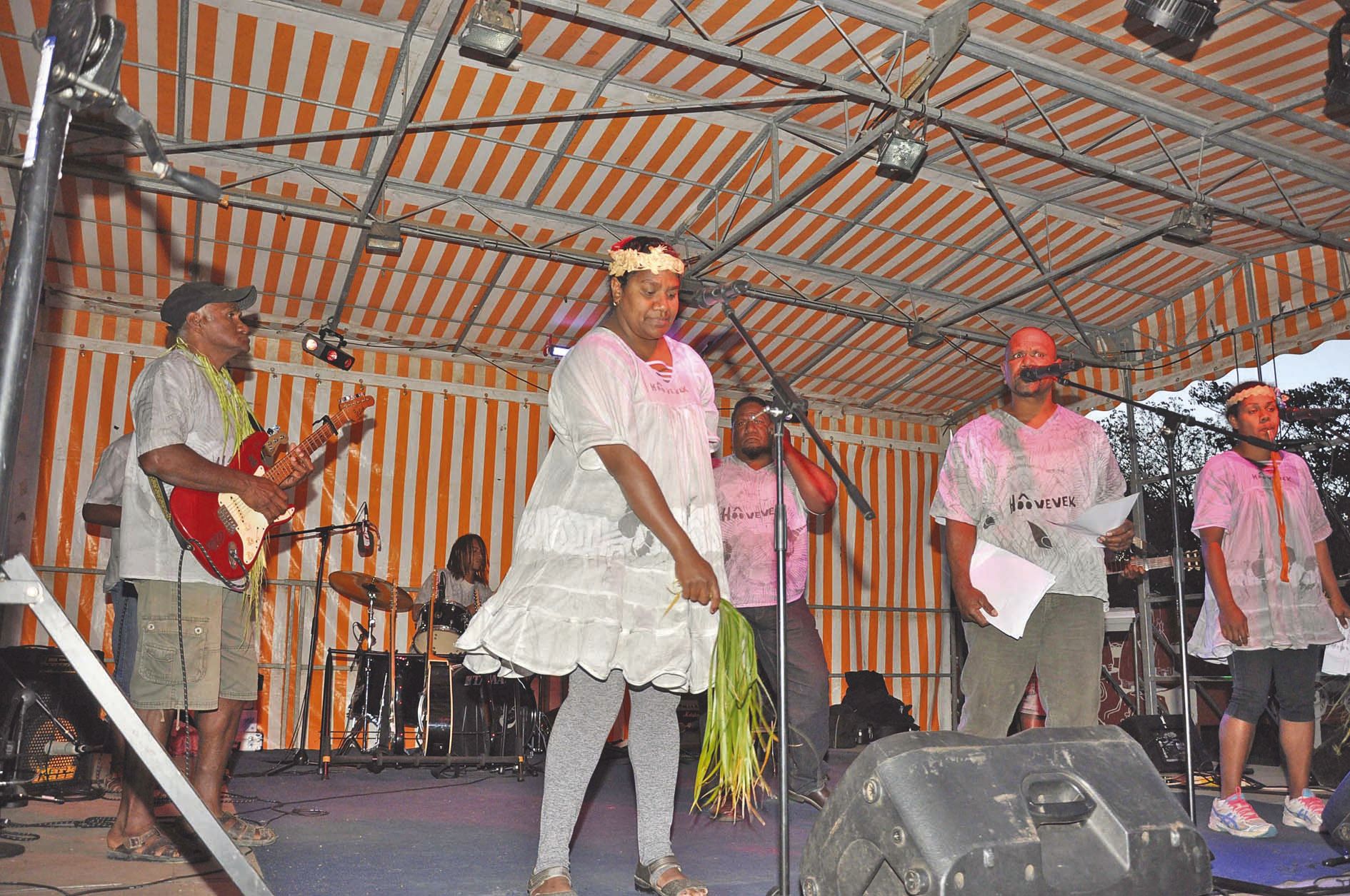 Le spectateur avait la possibilité de soutenir les projets d’album des groupes à l’affiche, tout en découvrant « en avant-première » les musiques créées par ceux-ci. Ici, le groupe Pewaï (district de Koumac), créé sur une volonté de la grande chefferie de