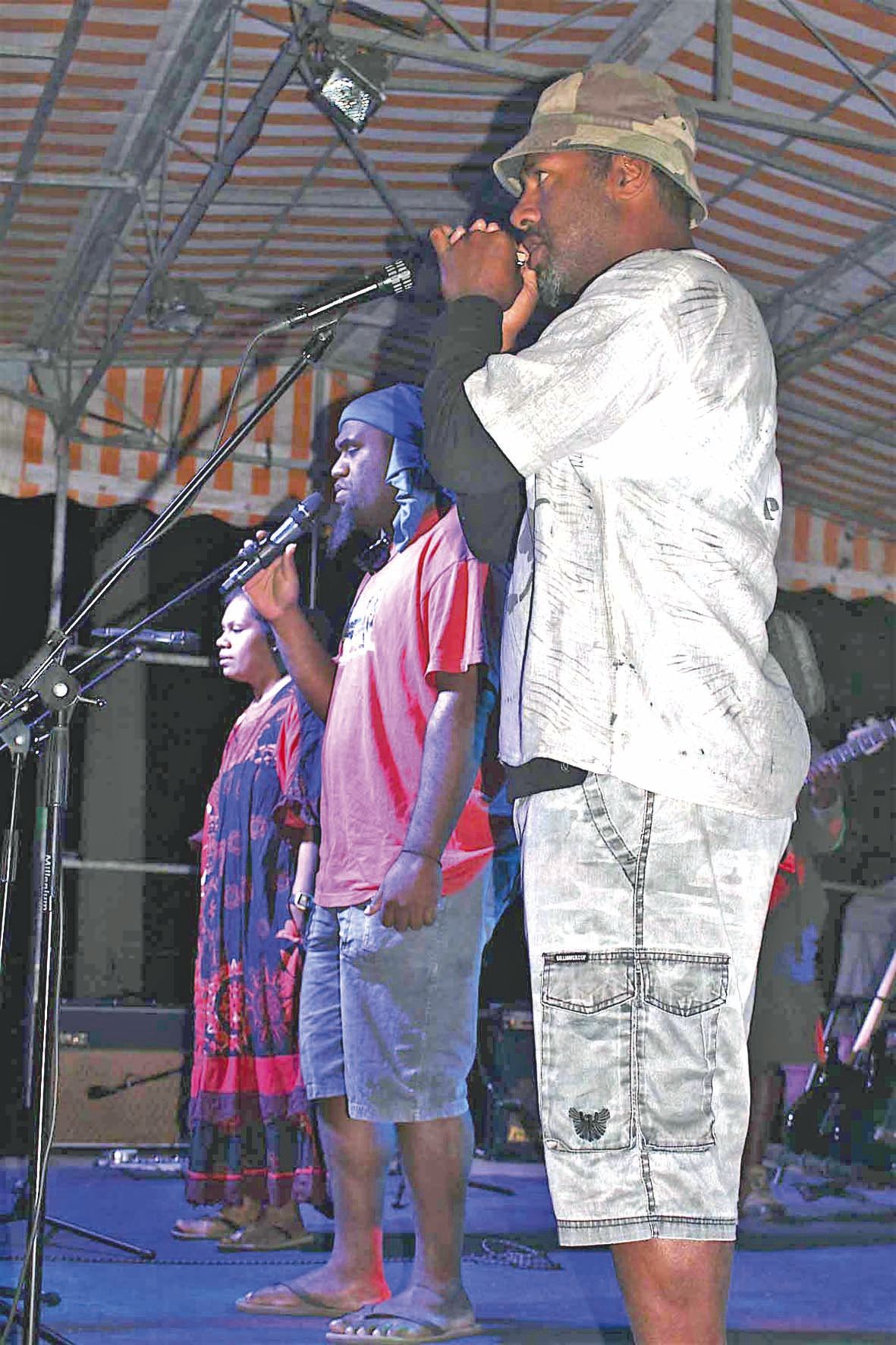 Cette soirée a été organisée à l’occasion de la sortie de l’album du groupe invité Thogavic, originaire d’Arama (commune de Poum). Ici sur scène, ce groupe a présenté les différents titres composant son album ainsi que d’autres morceaux.