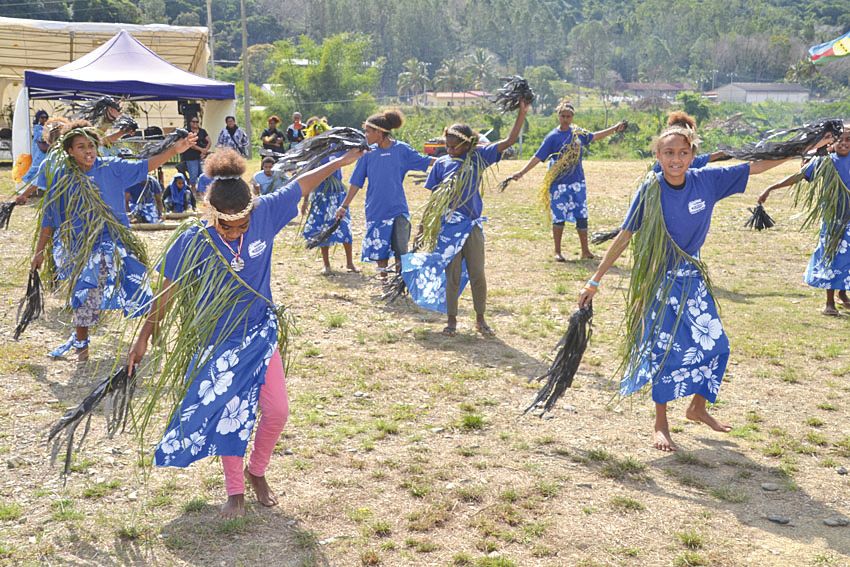 Les élèves de Téouty (Ponérihouen) ont interprété un chant relatant le cycle de l’igname puis une danse sur le conte de la poule sultane.