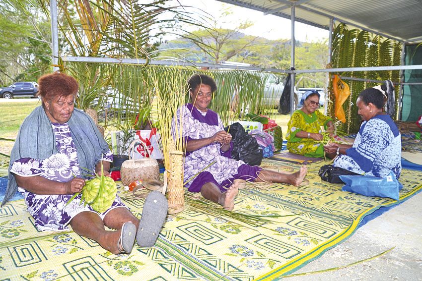L’atelier tressage a été assuré par des représentantes de la fédération communale des femmes de Ponérihouen. « Je montre et je donne des conseils à ceux qui veulent apprendre », souligne Murièle (au centre).