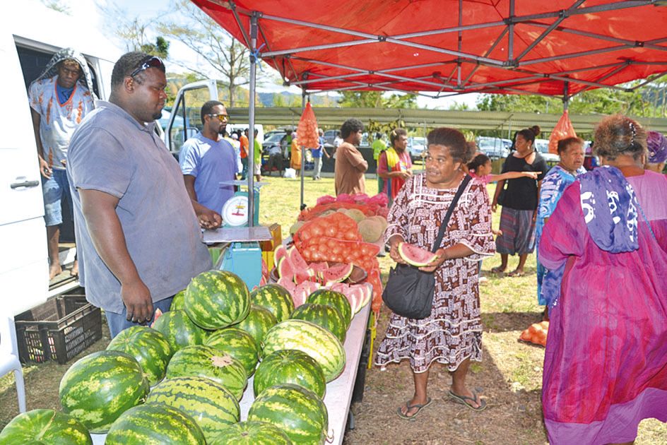 Avec la chaleur du jour, le stand de Ruben, venu de Koumac, a connu un certain succès avec la vente de pastèques en tranche. « Je vais de foire en foire, explique Ruben. Là, il me manque le maïs sucré que les gens aiment beaucoup dans ce genre d’occasion,