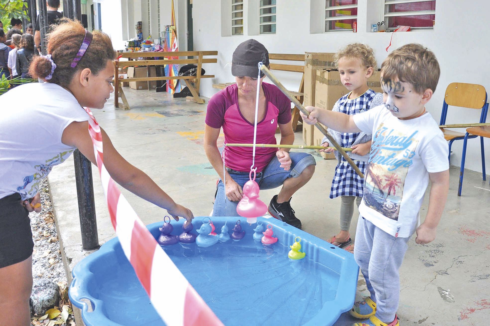 Pas de becs-de-cane, ni de bossus dorés à cette pêche à la ligne où les jeunes amateurs ont dû faire preuve d’adresse pour attraper un animal, et gagner un lot. Jeu de quilles,  fléchettes, pêche à la ligne, grande roue, course en sacs, chasse aux trésors