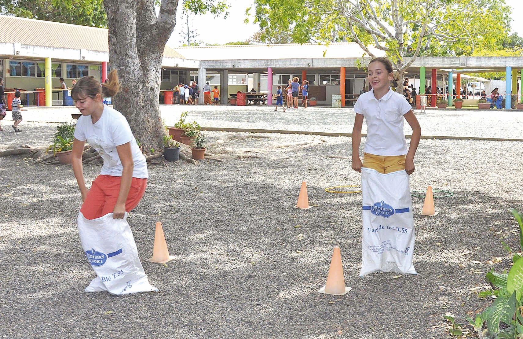 Partie de rigolade et de bonnes bûches à l’occasion de cette course en sacs agrémentée de petits obstacles, où les jeunes ne se sont pas fait prier pour s’affronter. Pendant ce temps, les parents, eux, pouvaient se détendre à l’espace restauration-buvette