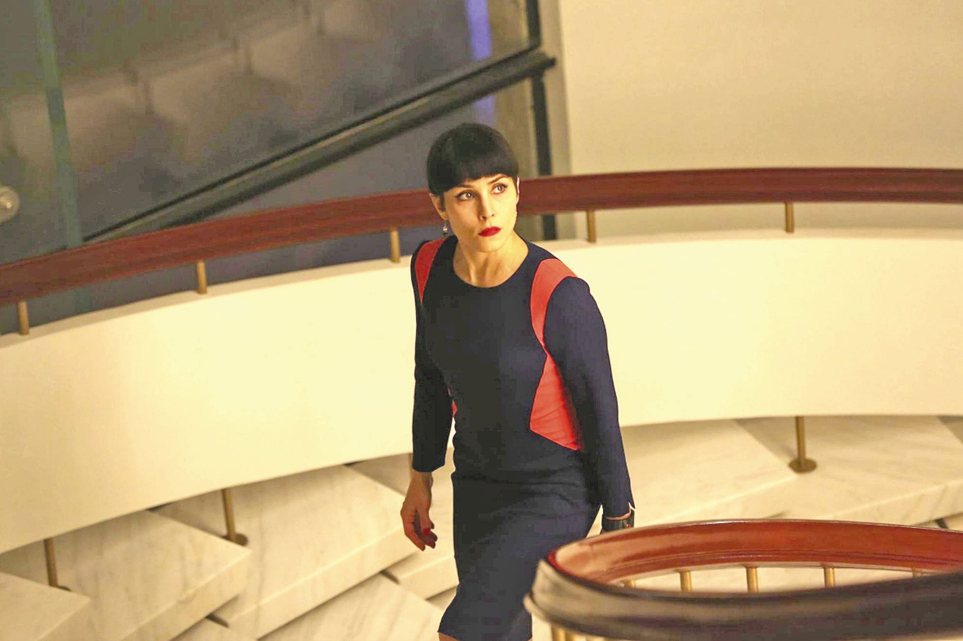 Karen Settman, derrière ses tenues strictes et ses talons hauts, réunit les sept sœurs.