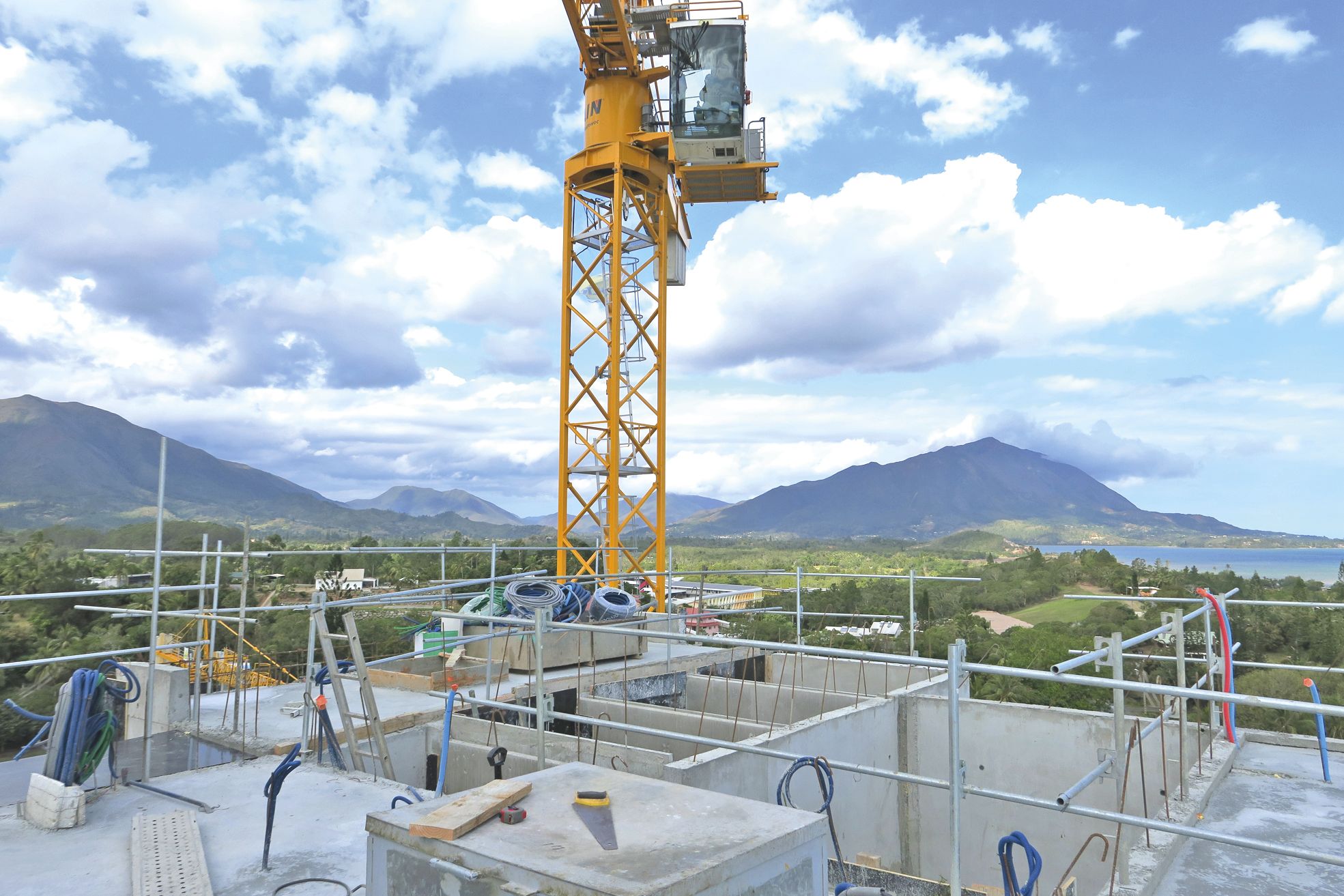 La vue dégagée sur le Mont-Dore, les îlots et le lagon est un gros argument de vente de ce programme immobilier qui culmine à 44,50 m.