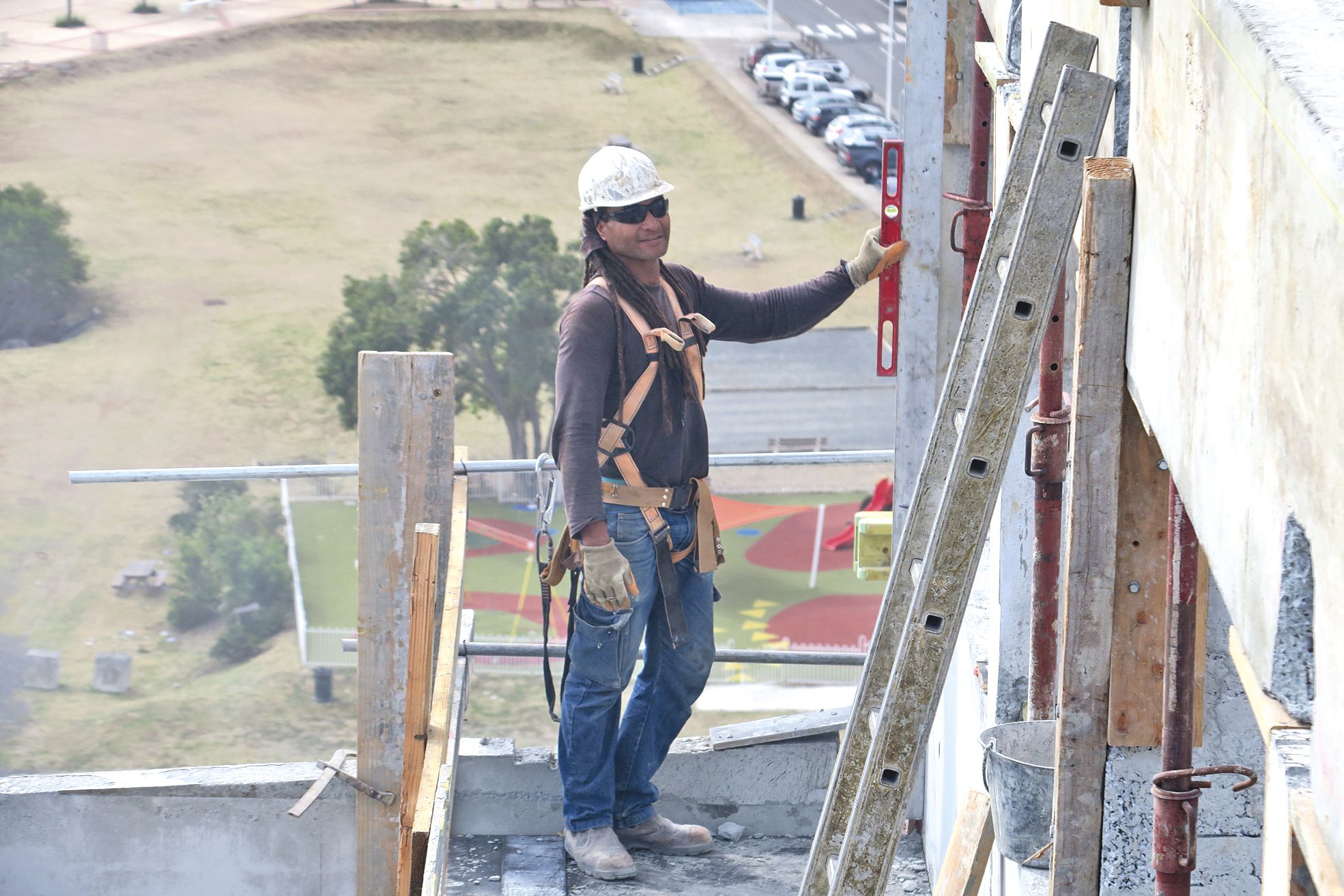 Harnaché et assuré comme il se doit, un maçon travaille, avec le sourire, à quarante mètres du sol. Douze entreprises et plus de quarante personnes travaillent sur le chantier.
